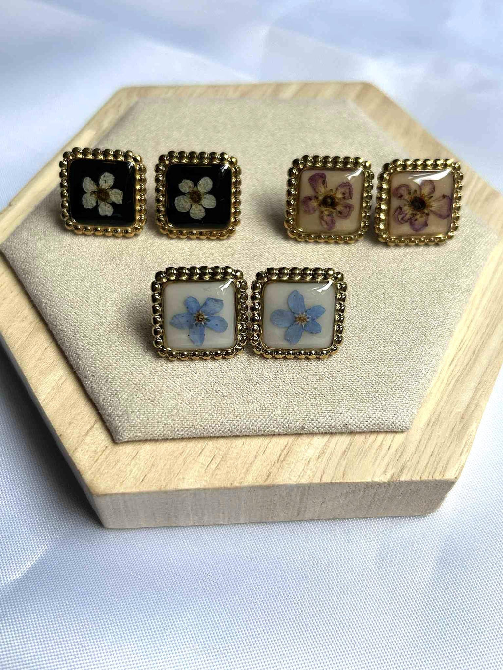 Clous d'oreilles carré avec fleurs séchées - puces d'oreilles