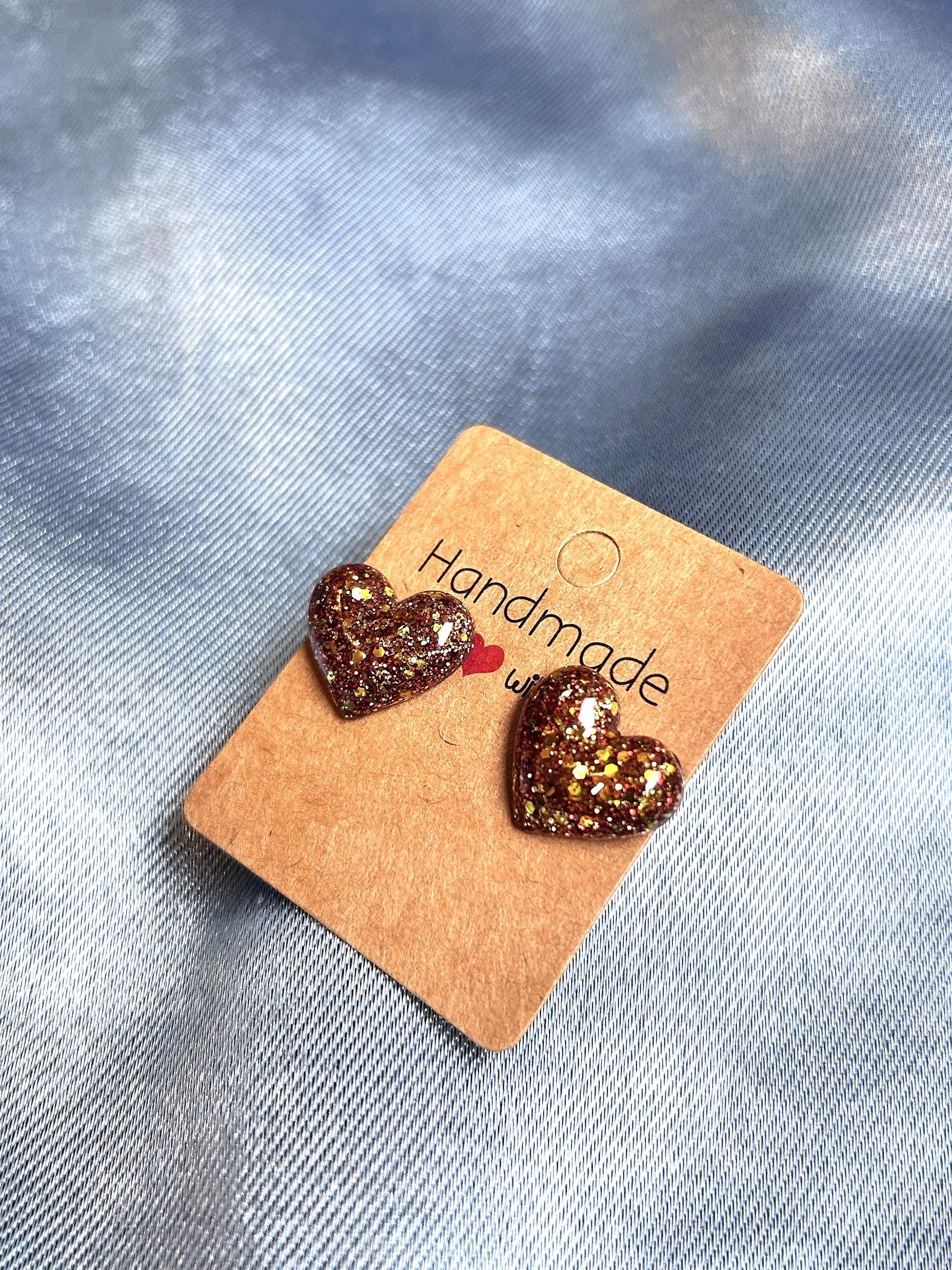 Boucles d'oreilles clous en résine - forme de cœur avec paillettes et fleurs séchées