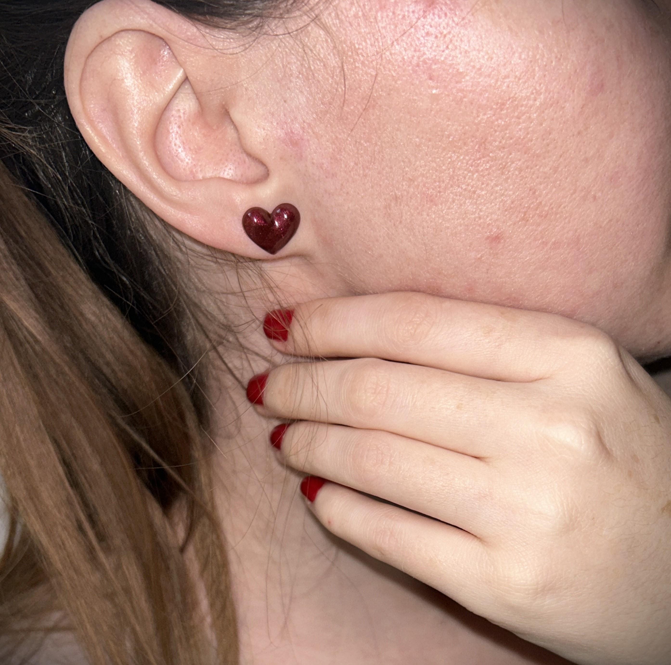 Clous d'oreilles en résine en forme de cœur