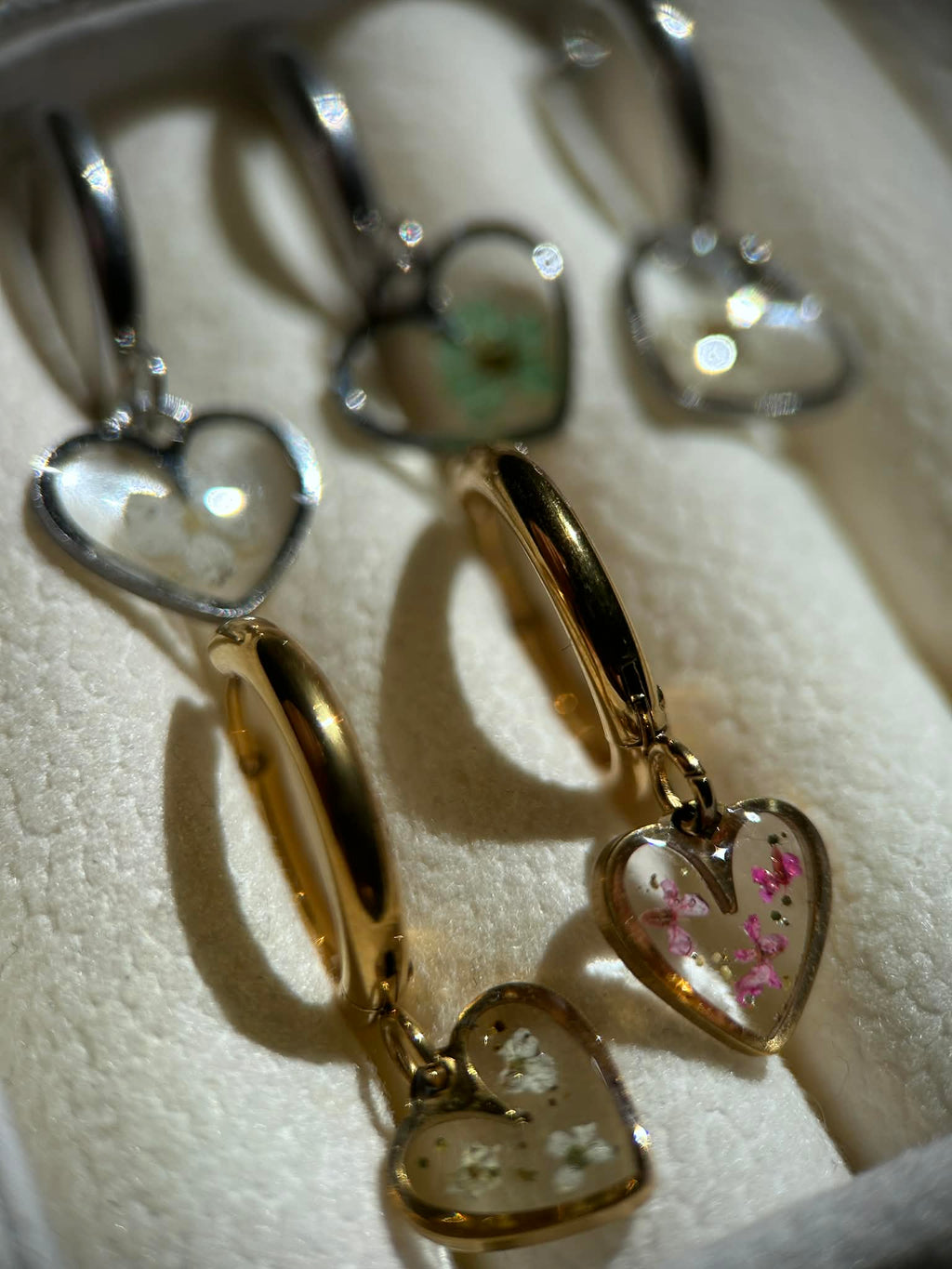 Boucles d'oreilles pendantes cœur avec petites fleurs séchées