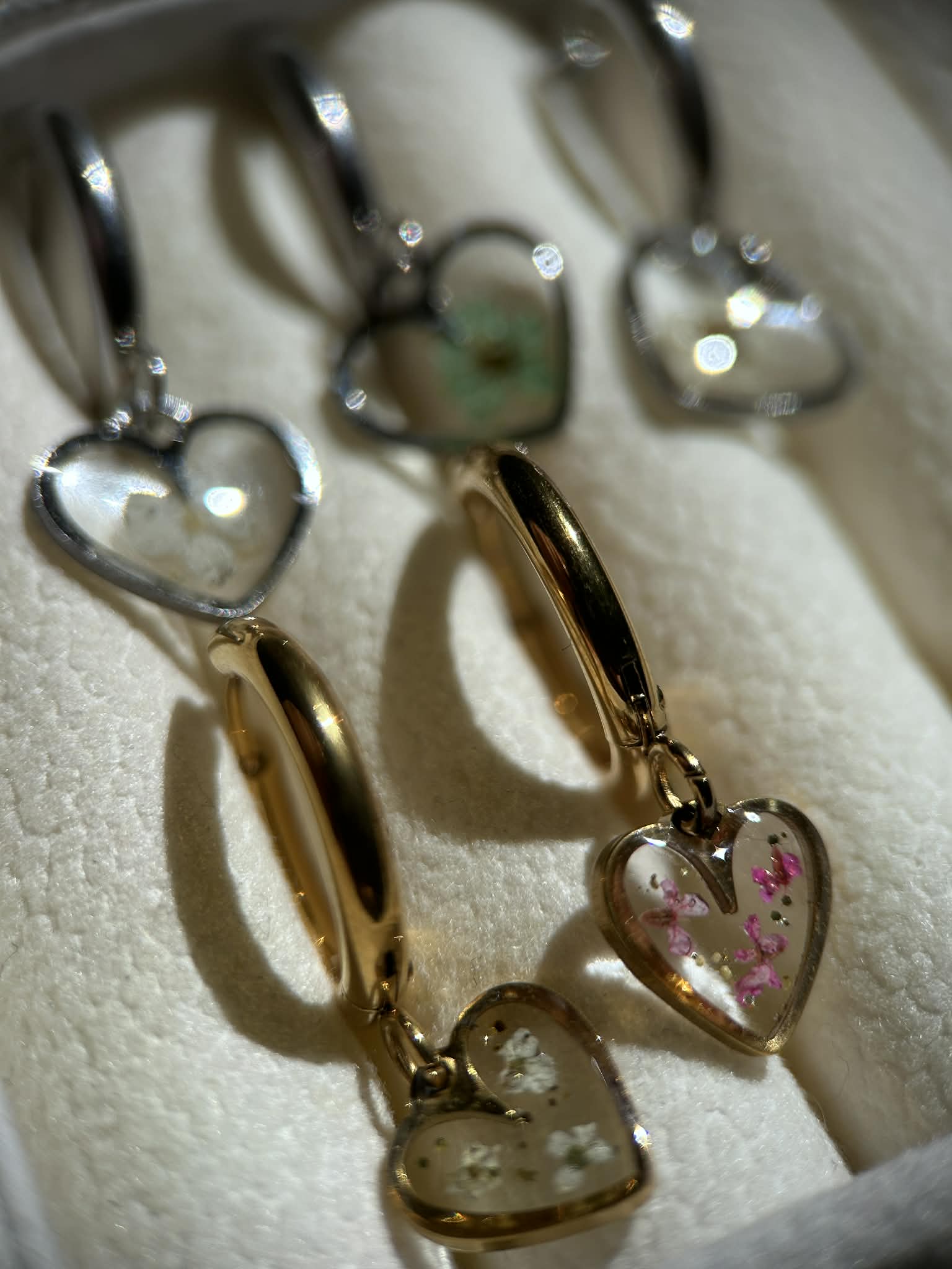 Boucles d'oreilles pendantes cœur avec petites fleurs séchées