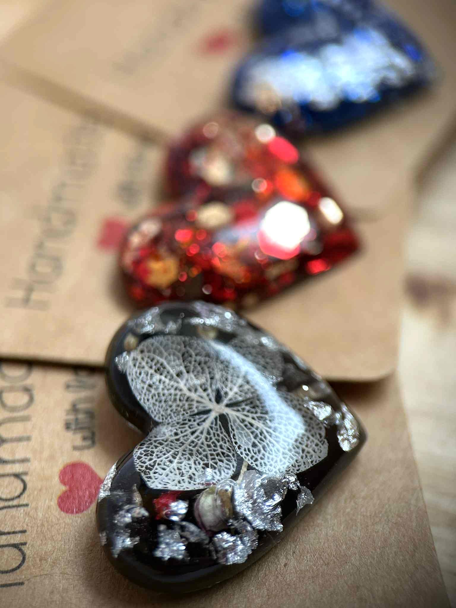 Pin's coeur en résine - broches femme - fleurs séchées