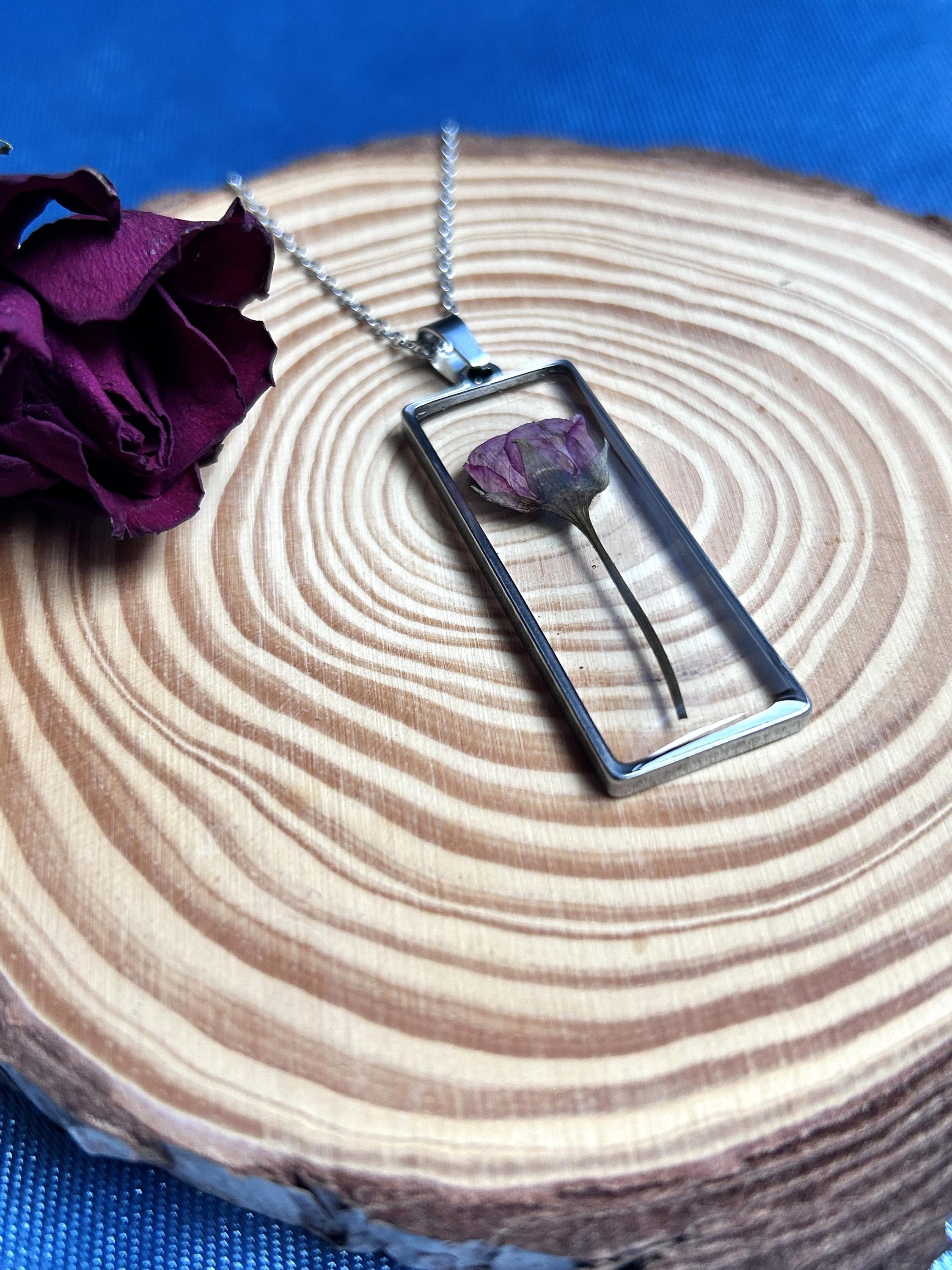 Collier argenté avec pendentif rectangulaire - fleurs naturelles séchées