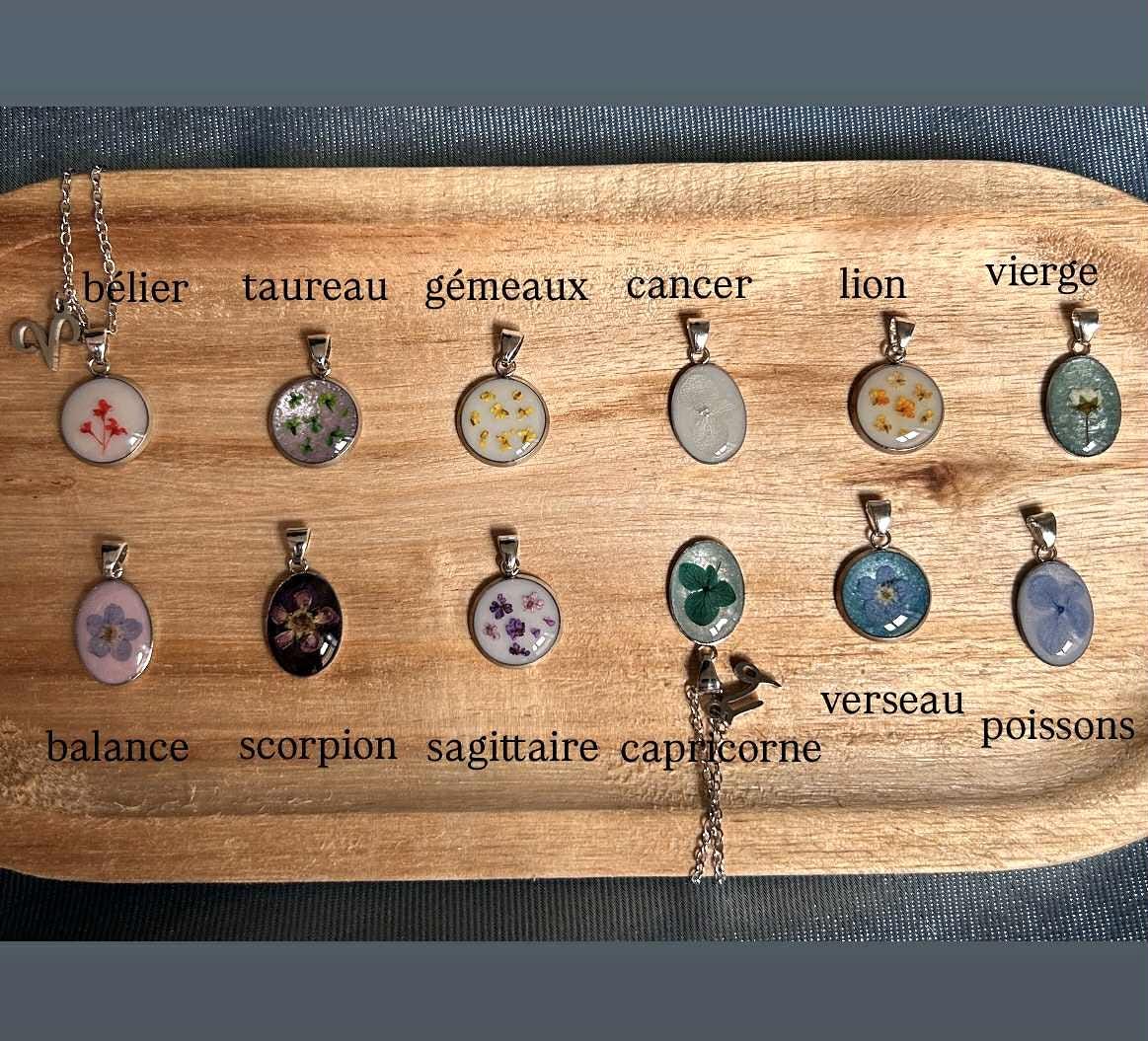 Collier personnalisé avec des fleurs aux couleurs du signe du zodiaque - fleurs séchées