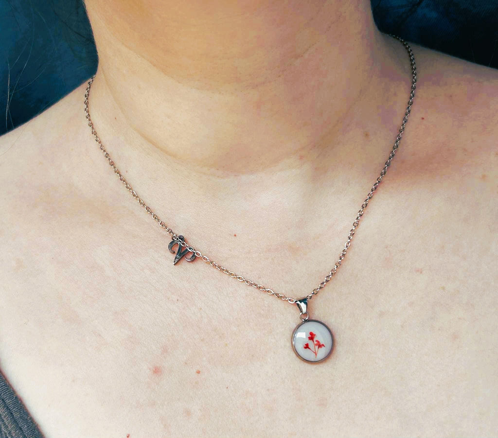 Collier personnalisé avec des fleurs aux couleurs du signe du zodiaque - fleurs séchées