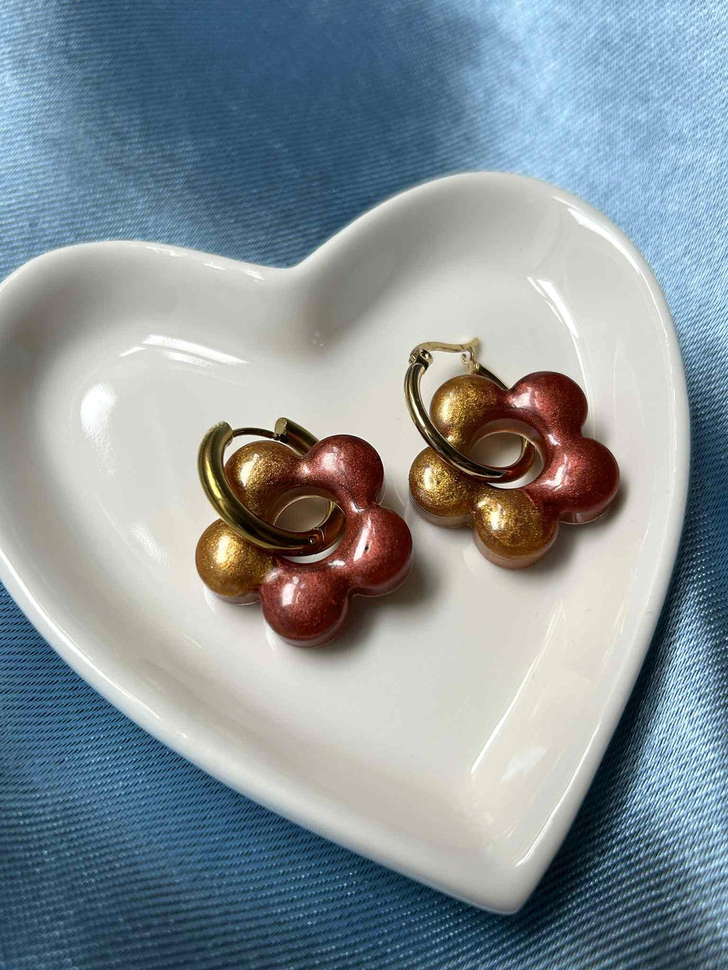 Créoles avec pampilles en résine en forme de fleur
