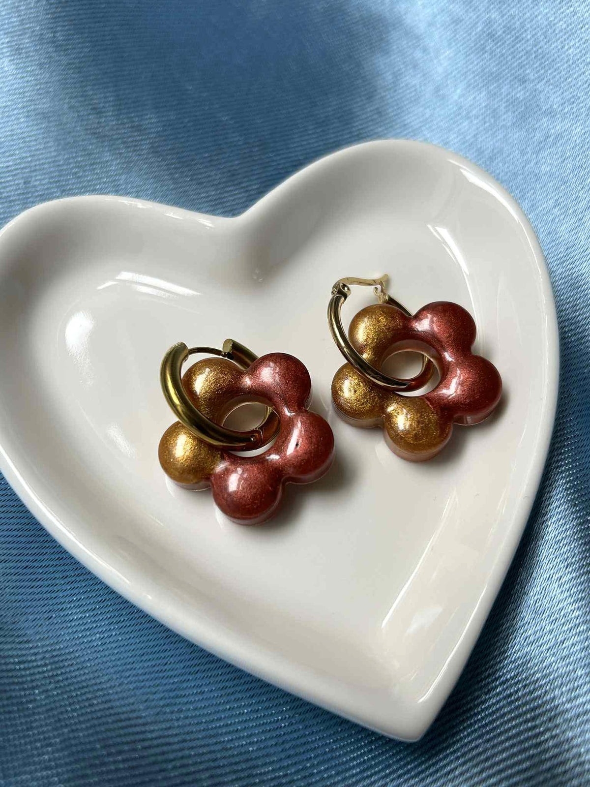 Créoles avec pampilles en résine en forme de fleur