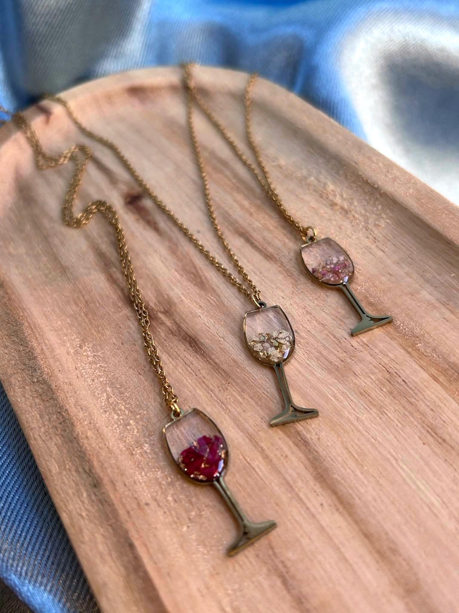 Collier doré - verre à vin - avec petites fleurs séchées