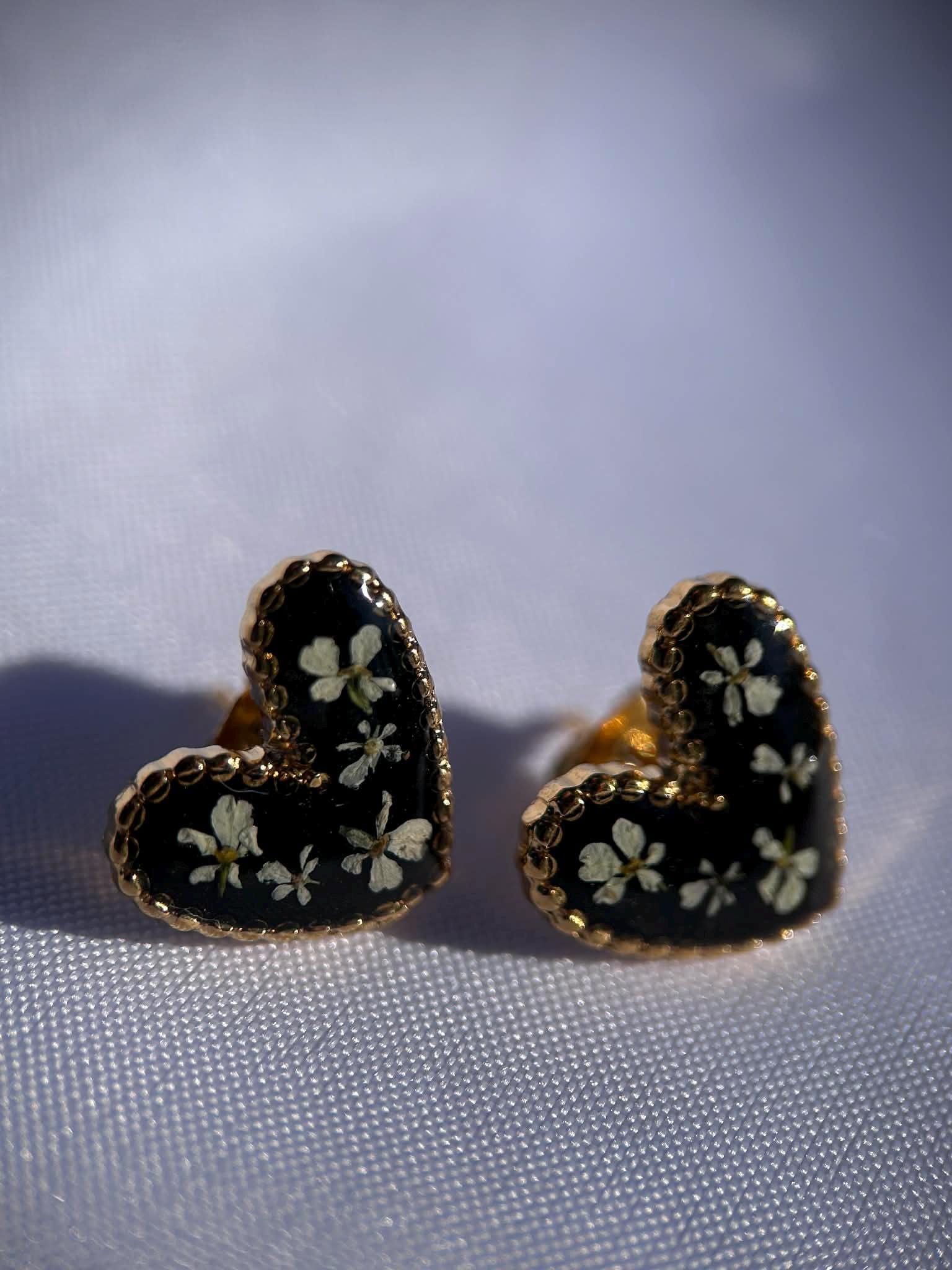 Clous d'oreilles cœur avec petites fleurs séchées - puces d'oreilles