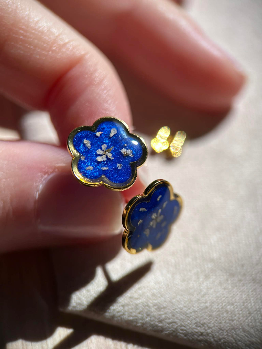 Boucles d'oreilles en résine dorée avec petites fleurs séchées