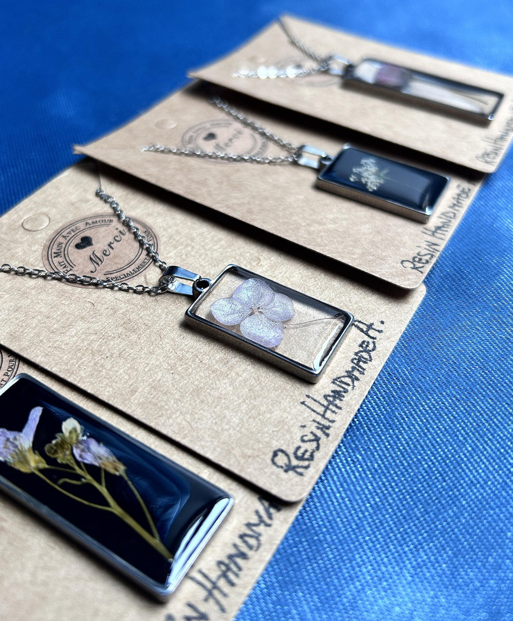 Collier argenté avec pendentif rectangulaire - fleurs naturelles séchées