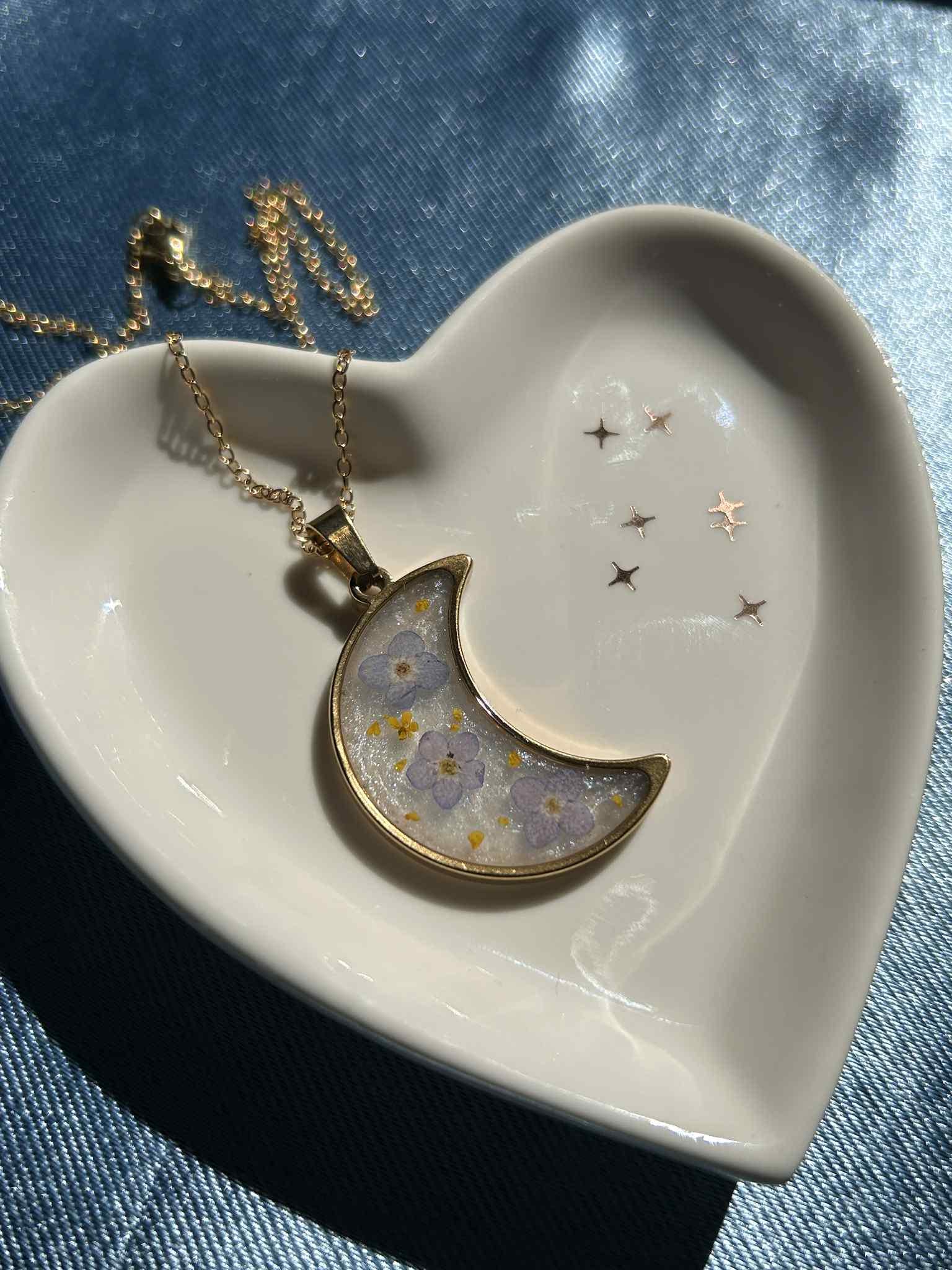 Collier doré avec pendentif en forme de croissant et fleurs séchées
