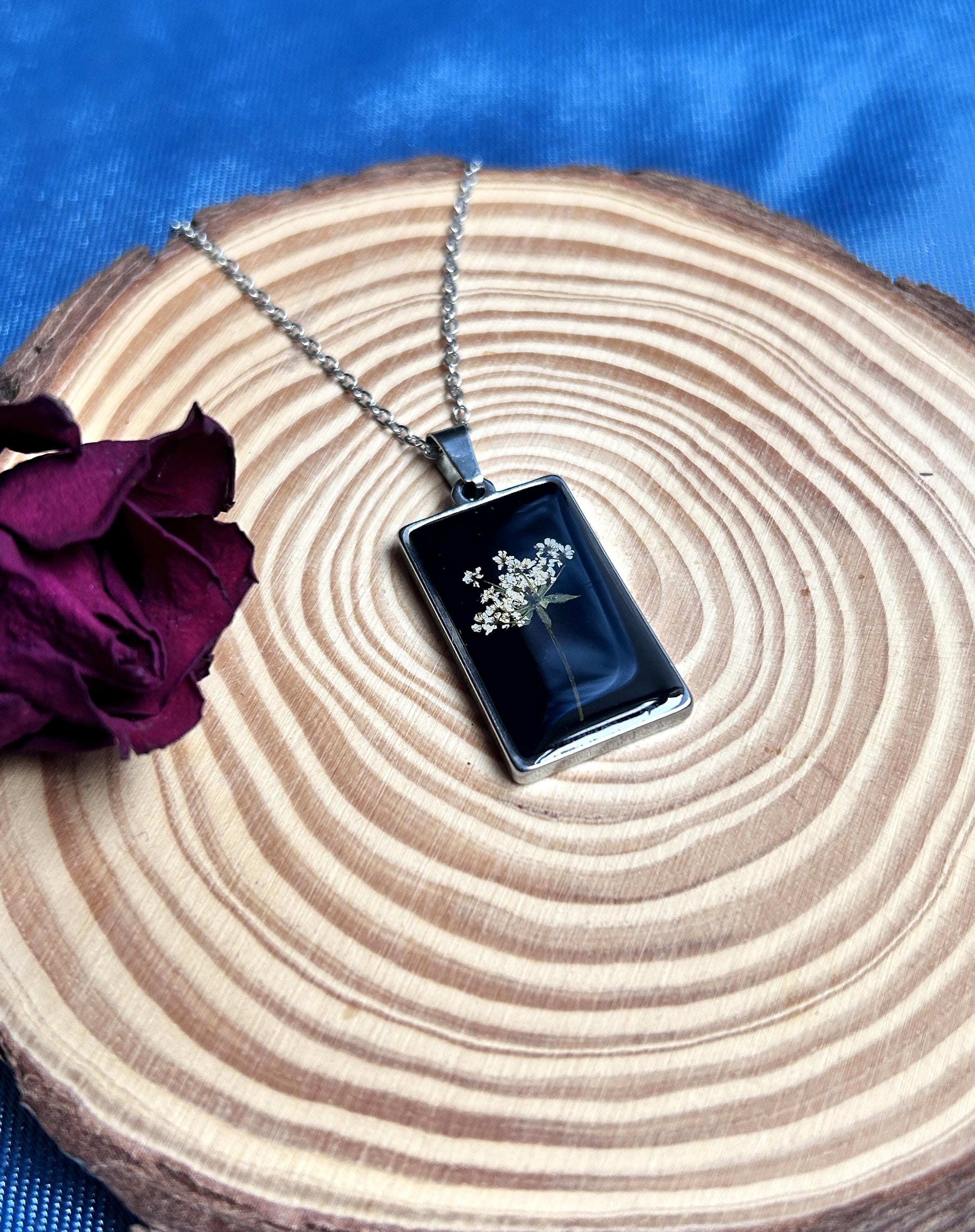 Collier argenté avec pendentif rectangulaire - fleurs naturelles séchées