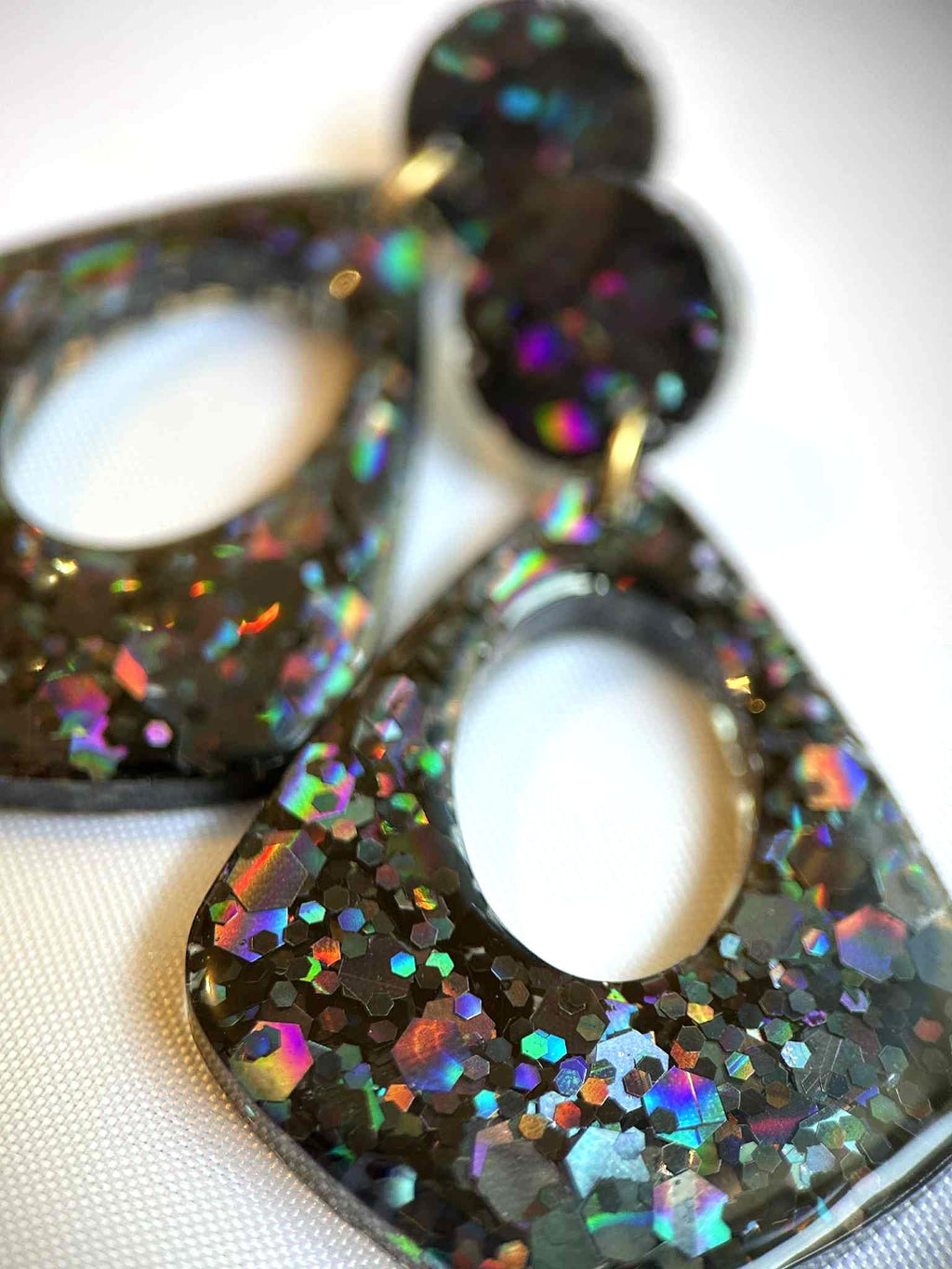 Boucles d'oreilles pendantes - résine et paillettes