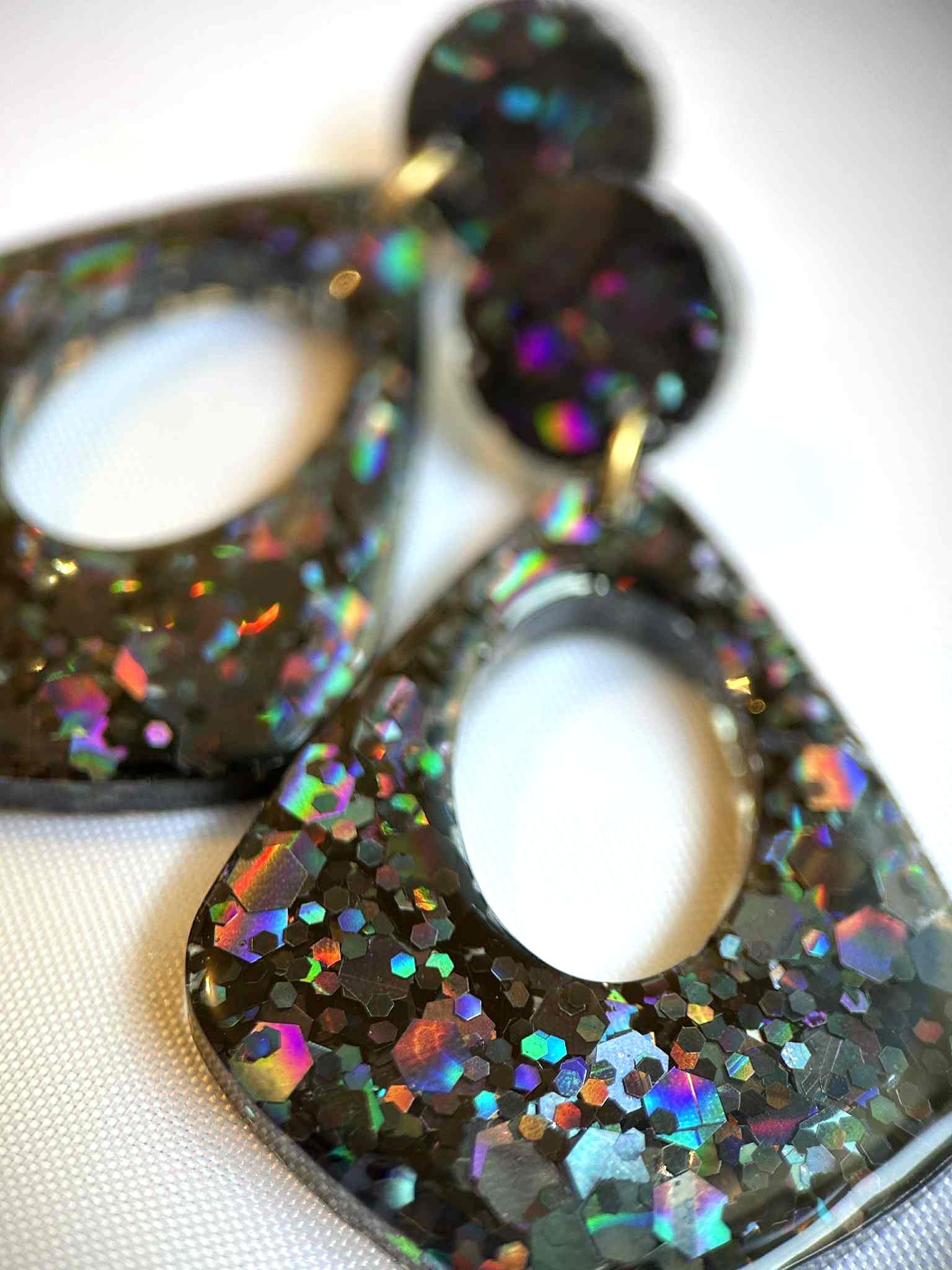 Boucles d'oreilles pendantes - résine et paillettes