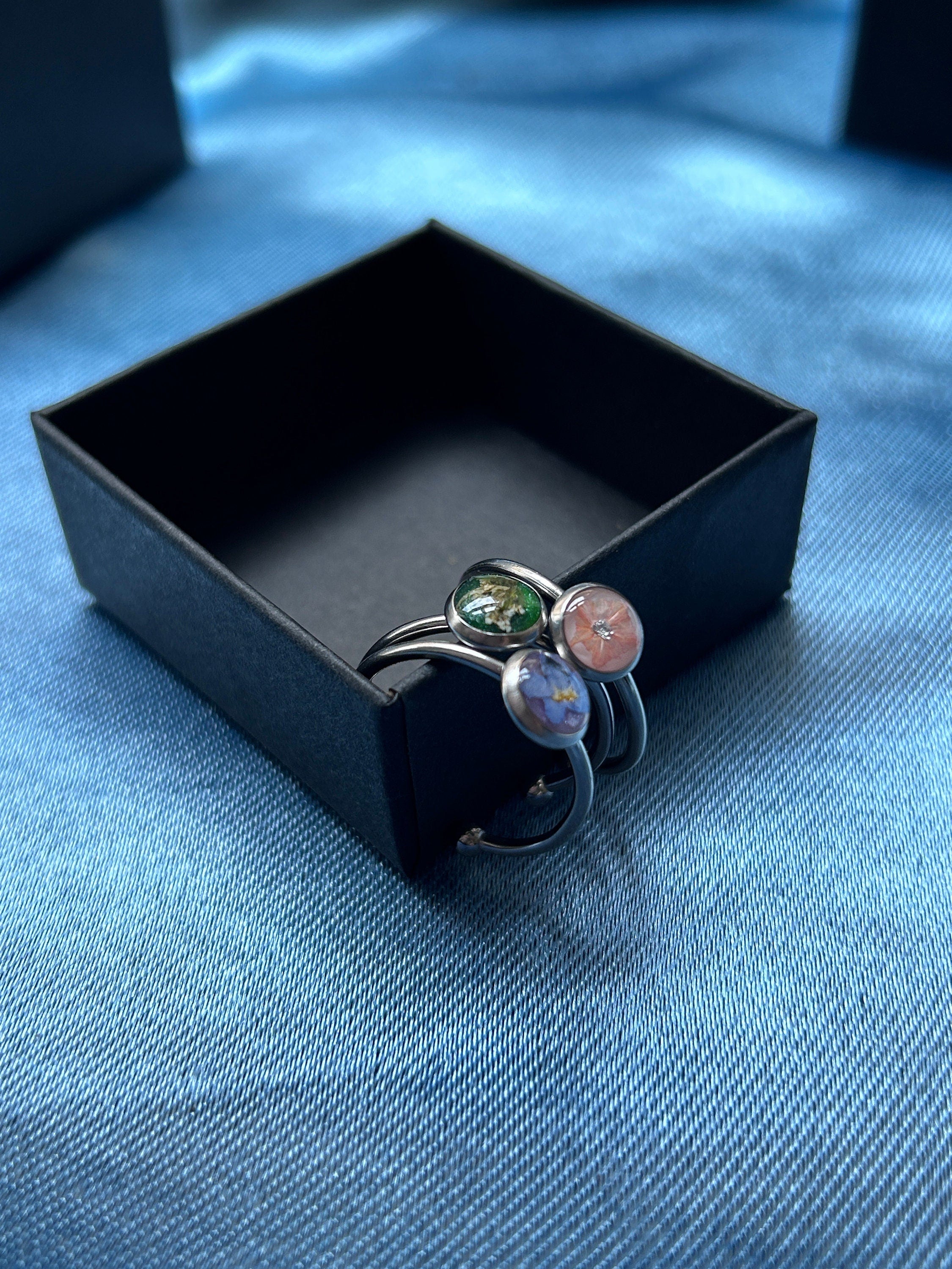 Bague réglable argentée avec motif floral en résine - rond
