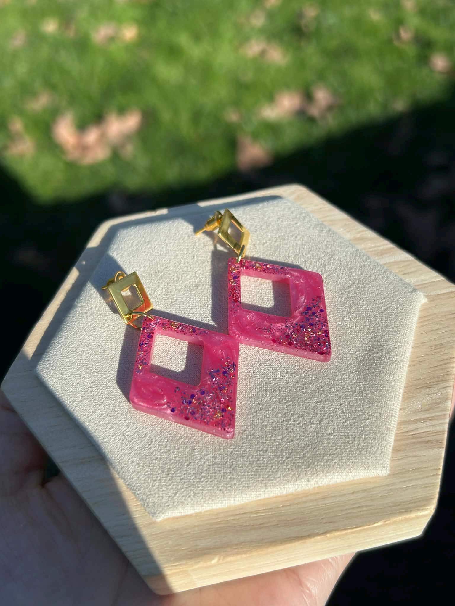 Boucles d'oreilles en forme de losange en résine et paillettes