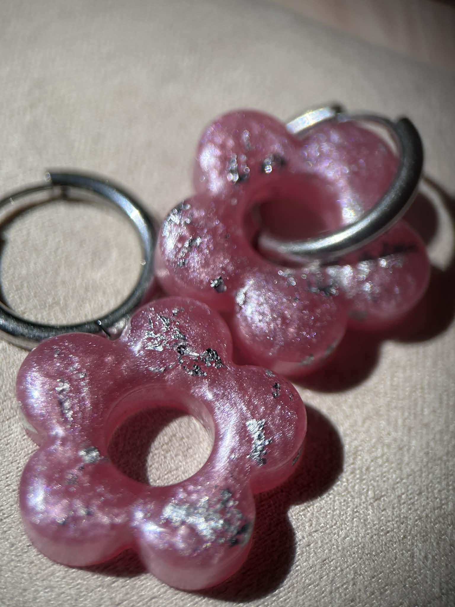 Créoles et pampilles en résine - boucles d'oreilles