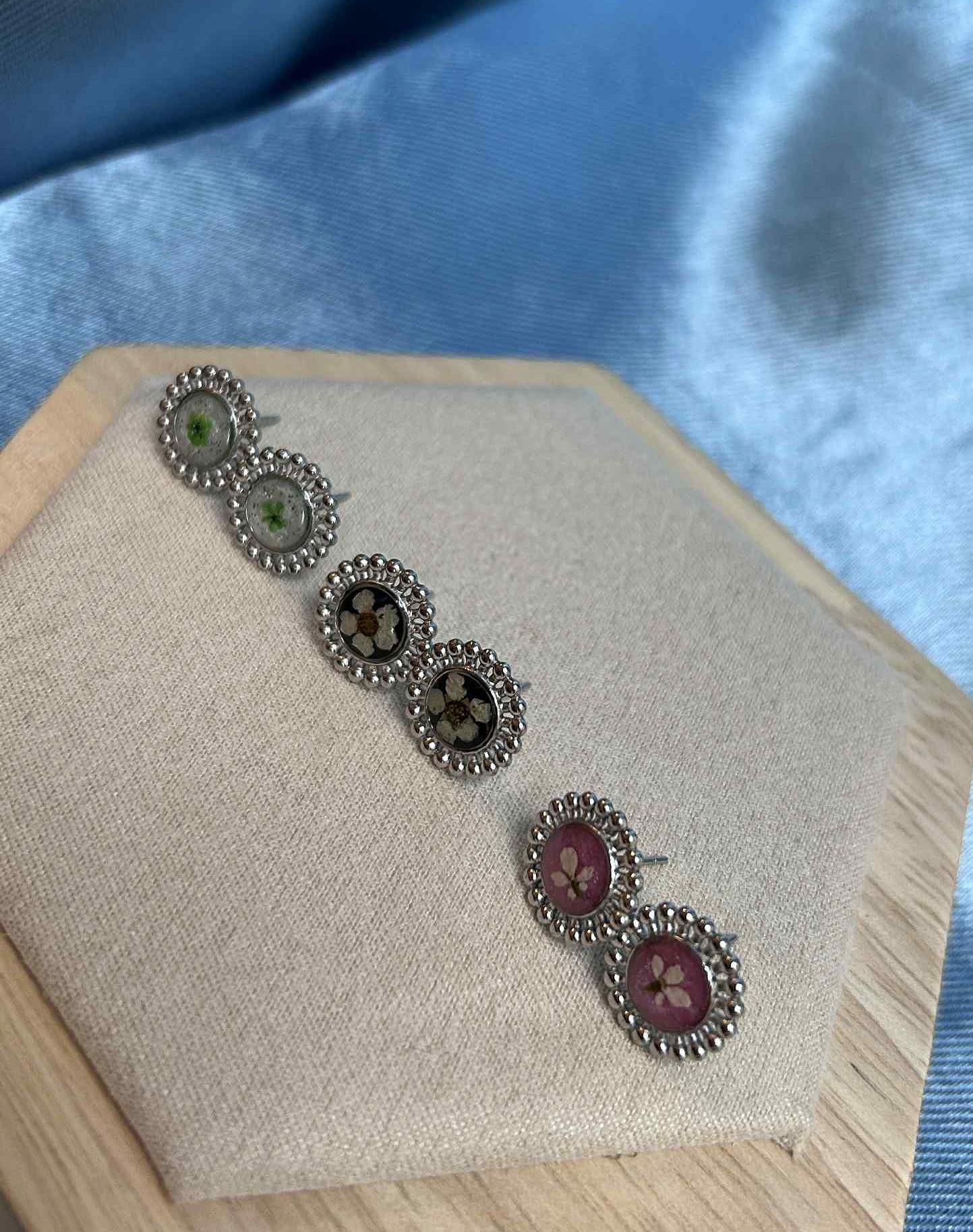 Clous d oreilles argenté avec petites fleurs séchées