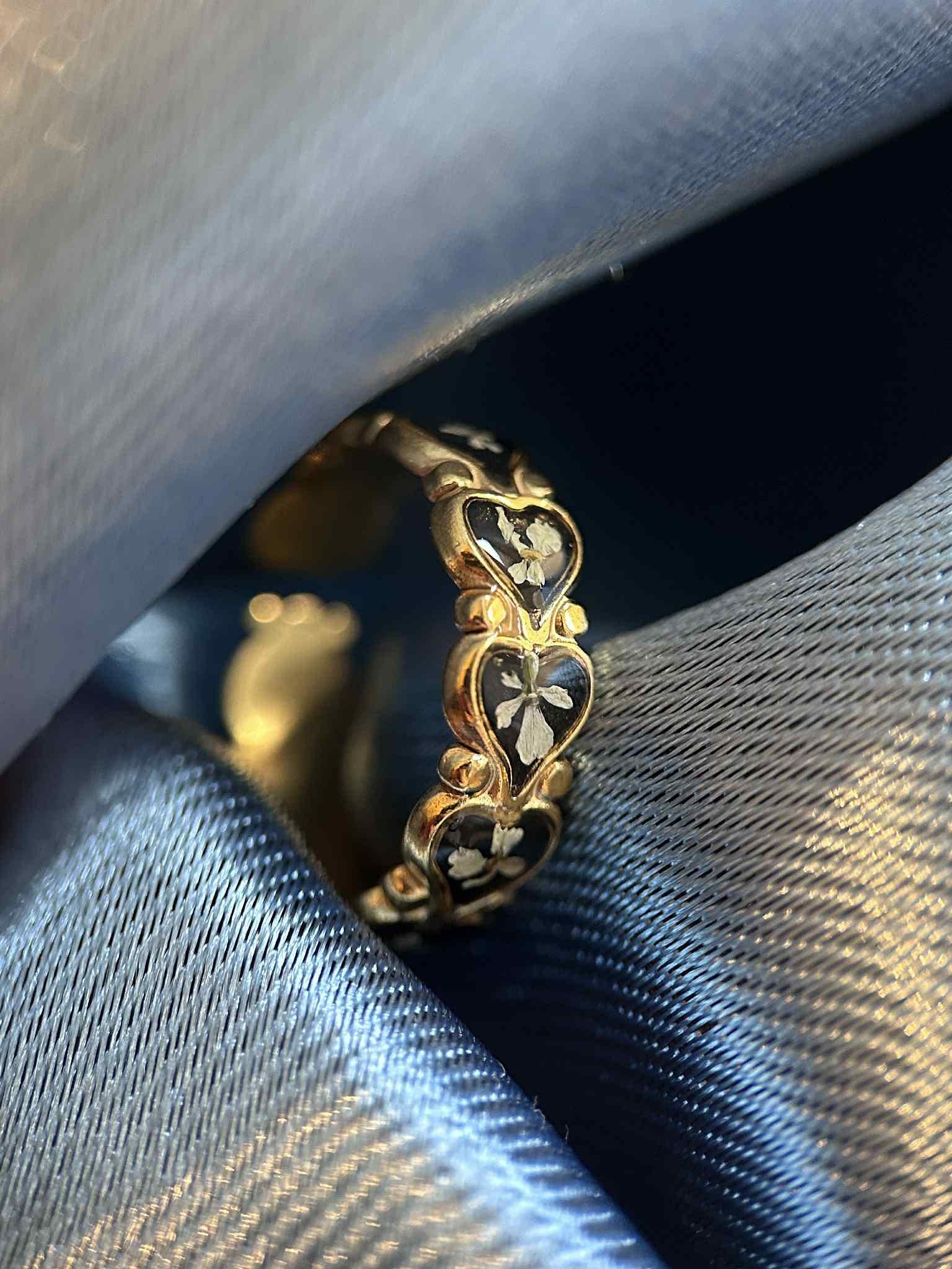 Bague doré ajustable - cœurs avec des fleurs séchées