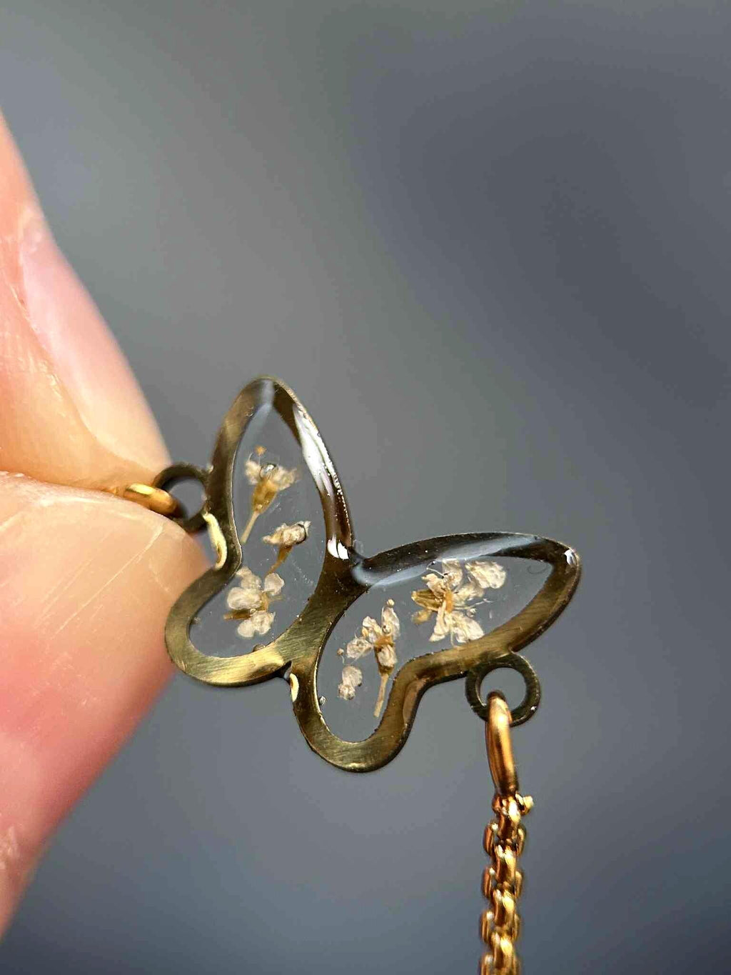 Bracelet ajustable doré avec petites fleurs sechées - forme de papillon