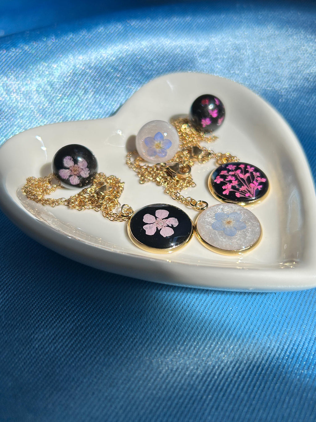 Parure de bijoux : collier et clous d'oreilles - résine et fleurs séchées