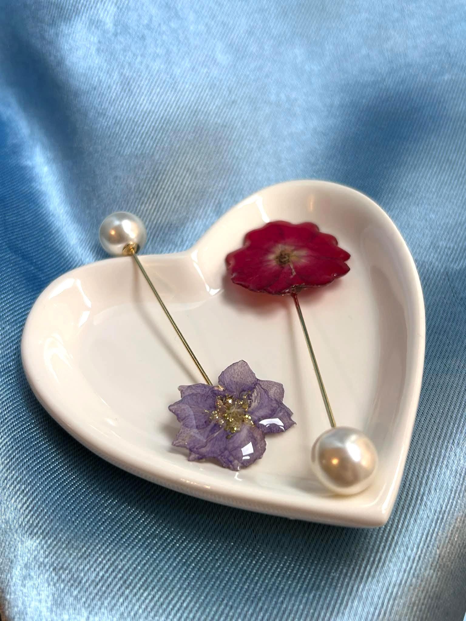 Broche-épingle doré avec fleur naturelle séchée