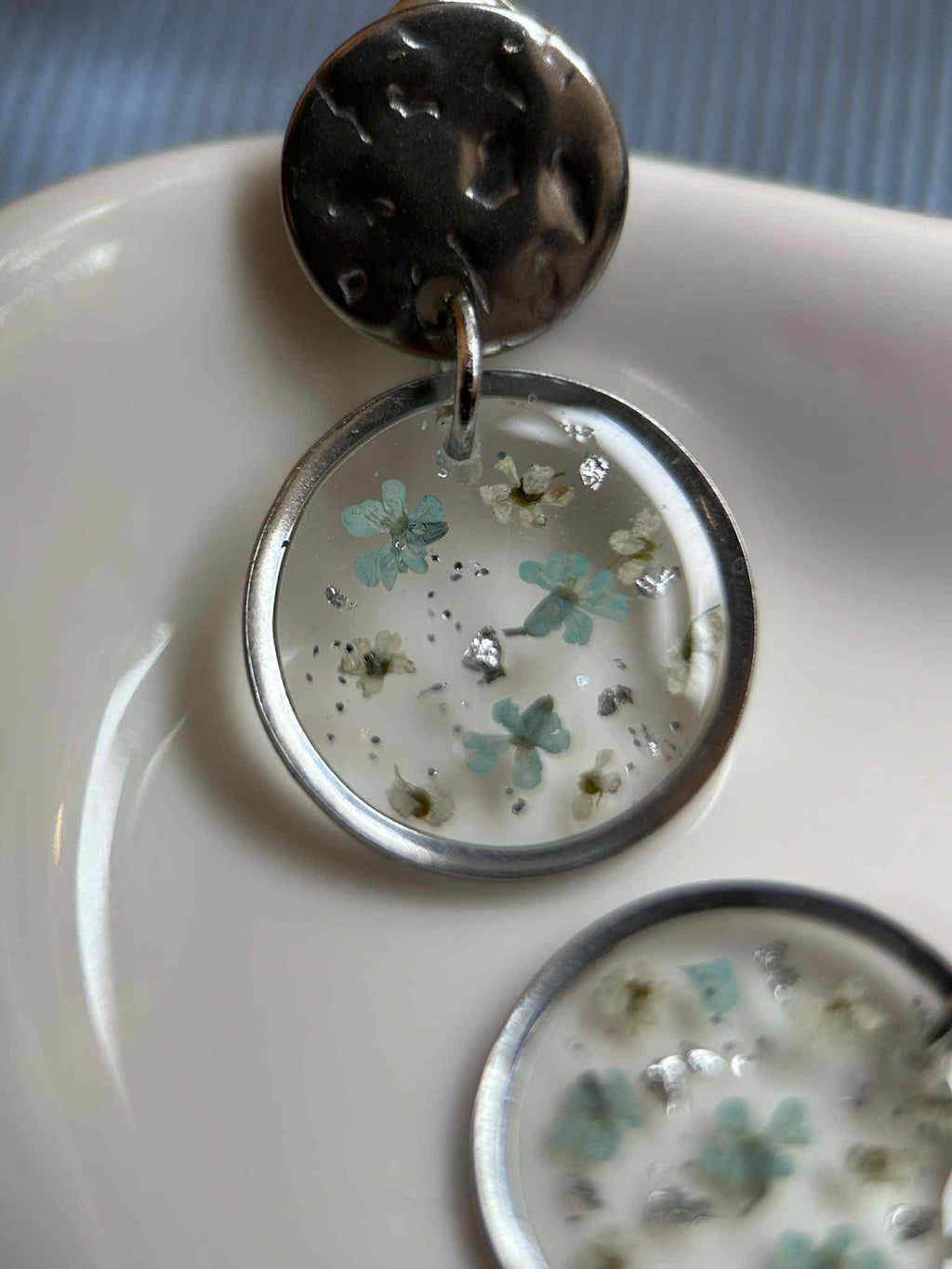 Boucles d'oreilles pendantes rondes en résine avec fleurs séchées