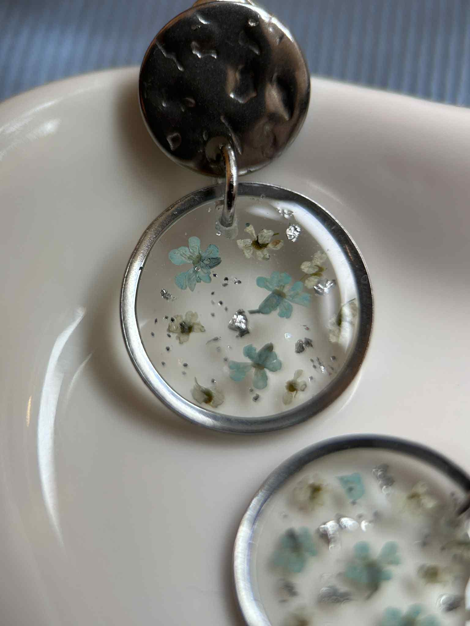 Boucles d'oreilles pendantes rondes en résine avec fleurs séchées