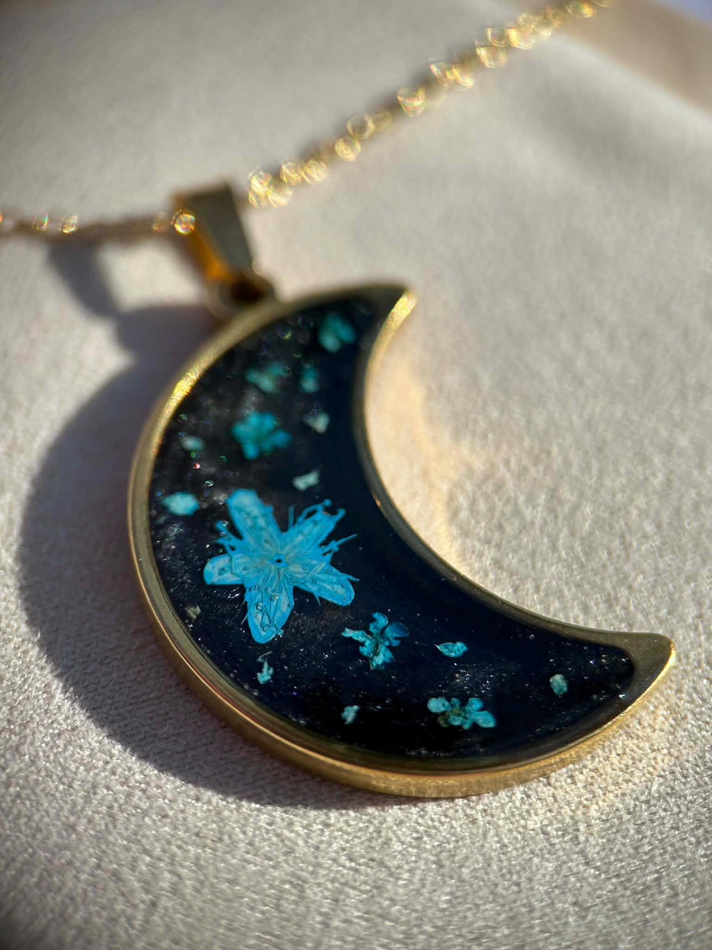 Collier doré avec pendentif en forme de croissant et fleurs séchées