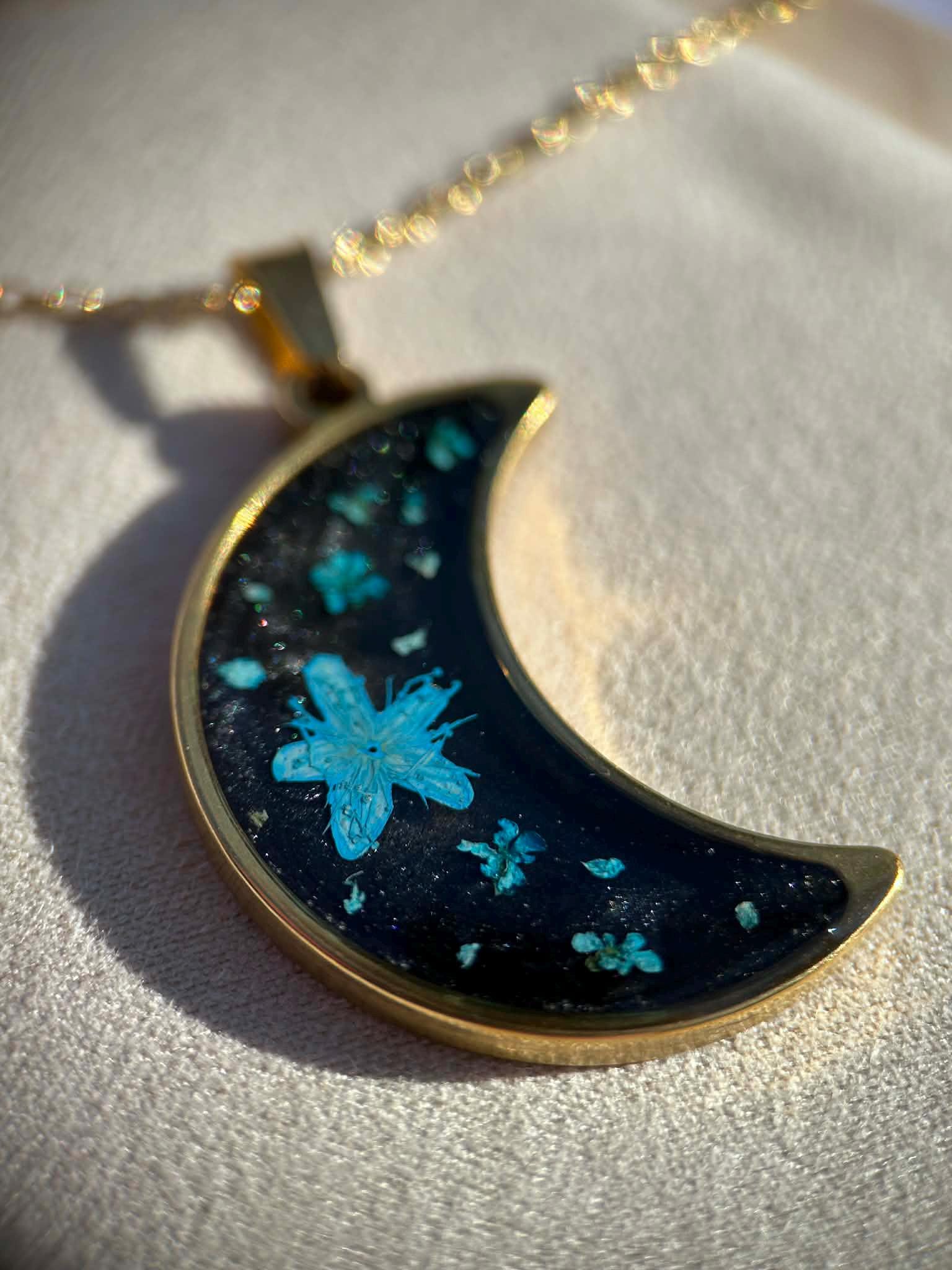 Collier doré avec pendentif en forme de croissant et fleurs séchées
