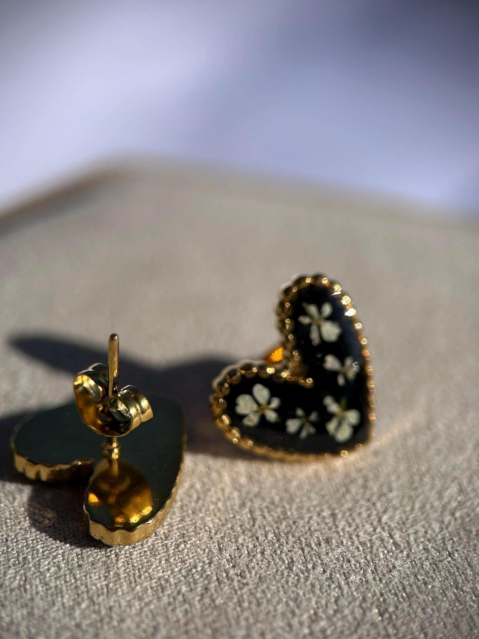Clous d'oreilles cœur avec petites fleurs séchées - puces d'oreilles