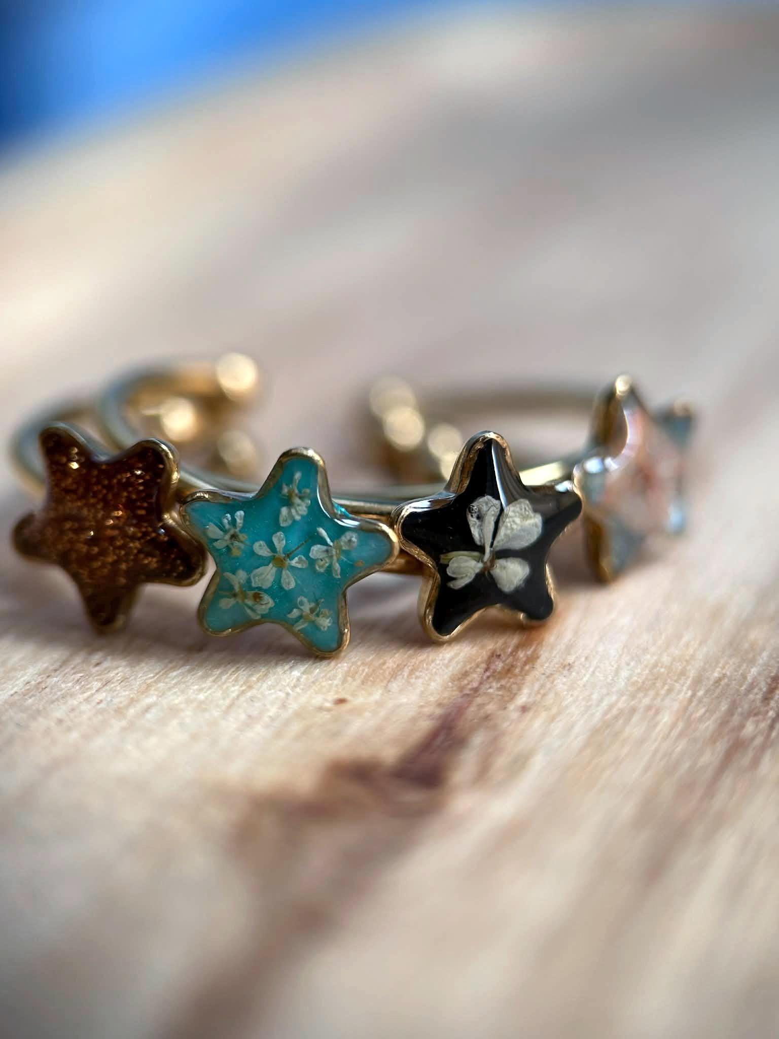Bague réglable doré avec résine - paillettes - petites fleur séchée