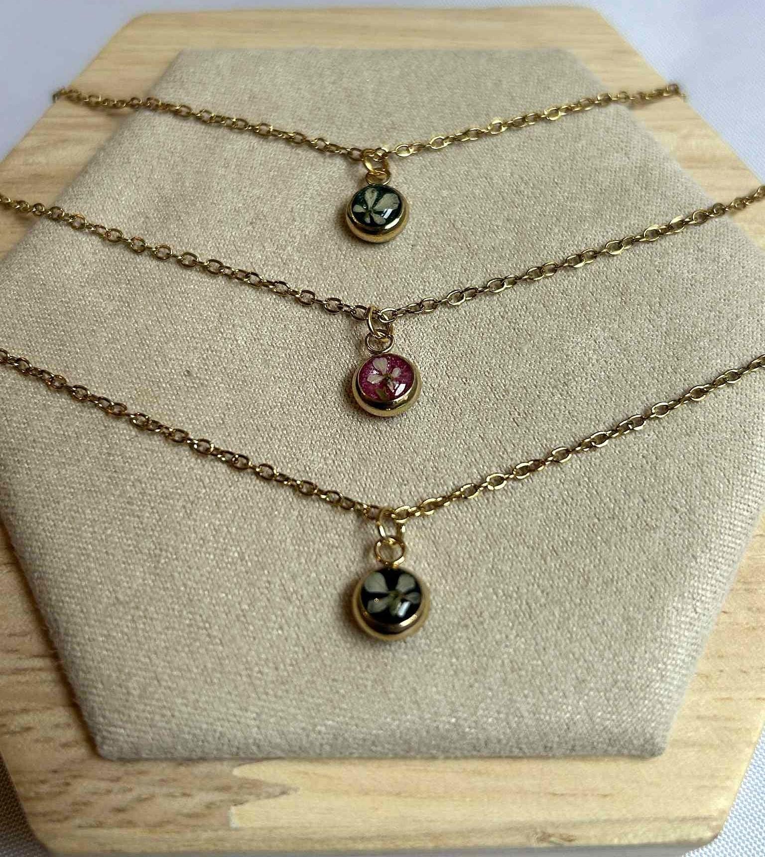Collier doré minimaliste - petite fleur séchée
