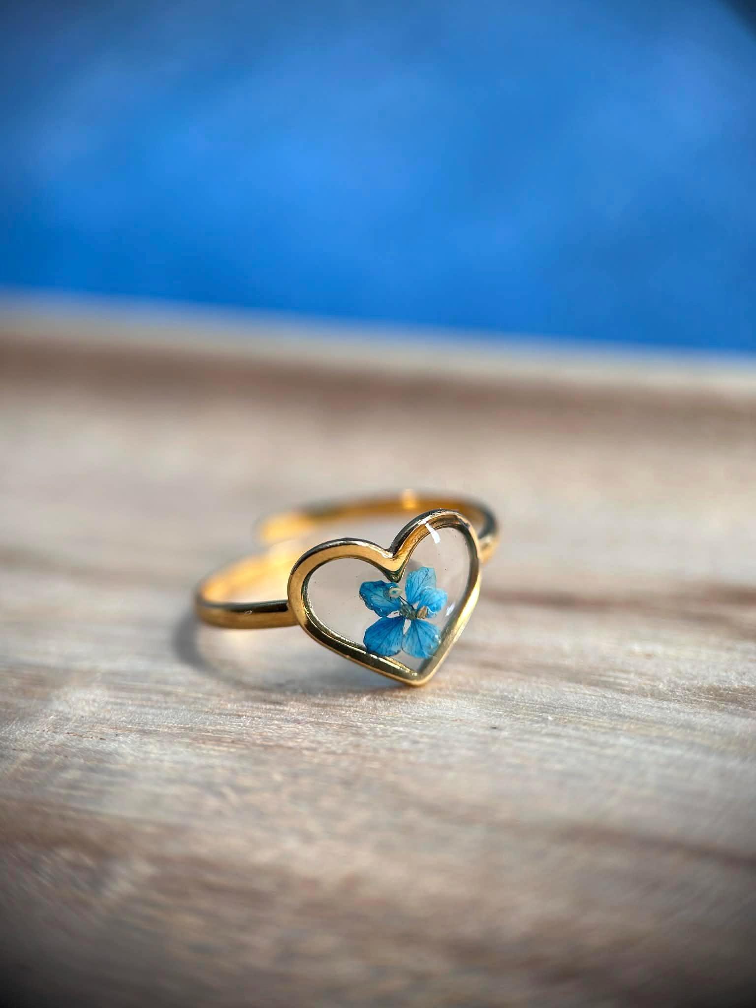 Bague ajustable en forme de cœur - fleurs séchées et paillettes