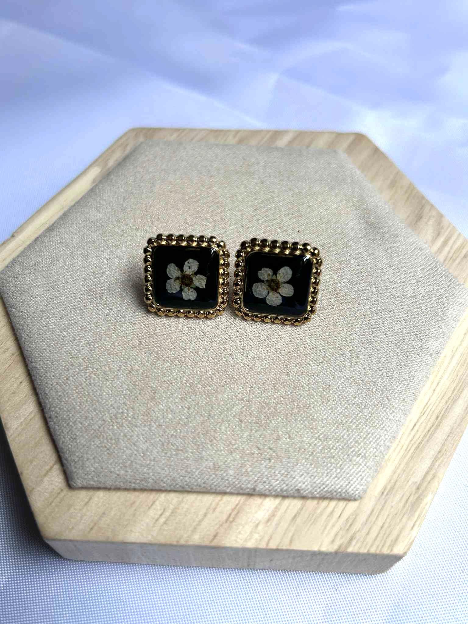 Clous d'oreilles carré avec fleurs séchées - puces d'oreilles