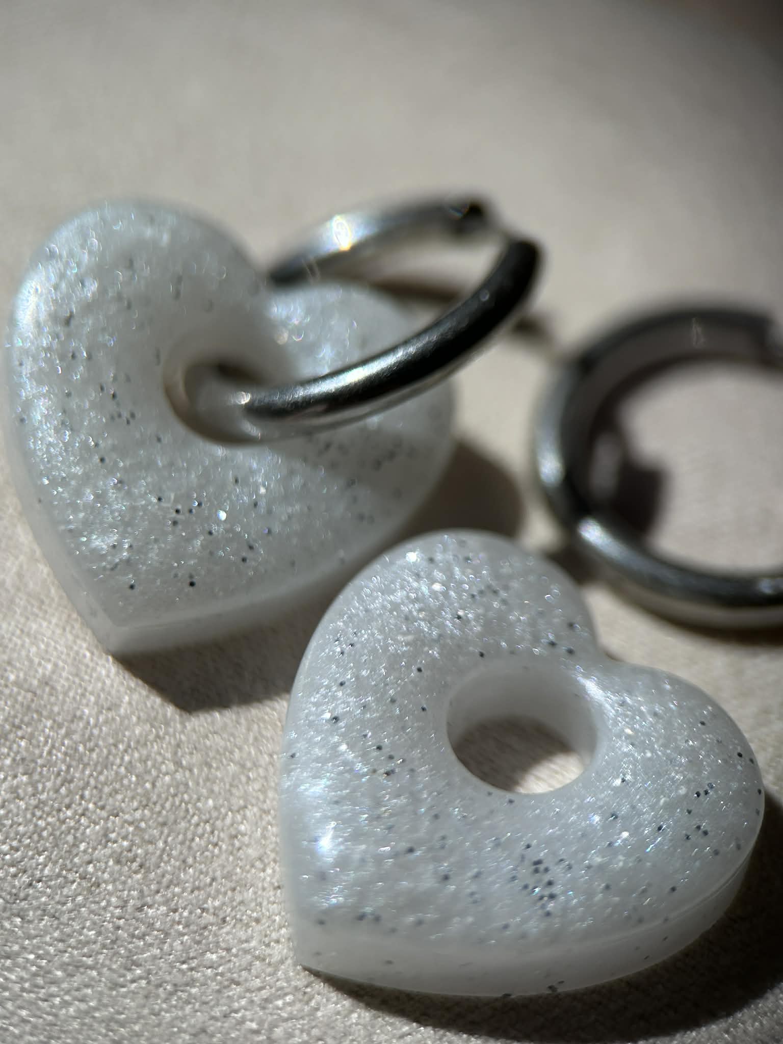 Créoles et pampilles en résine - boucles d'oreilles