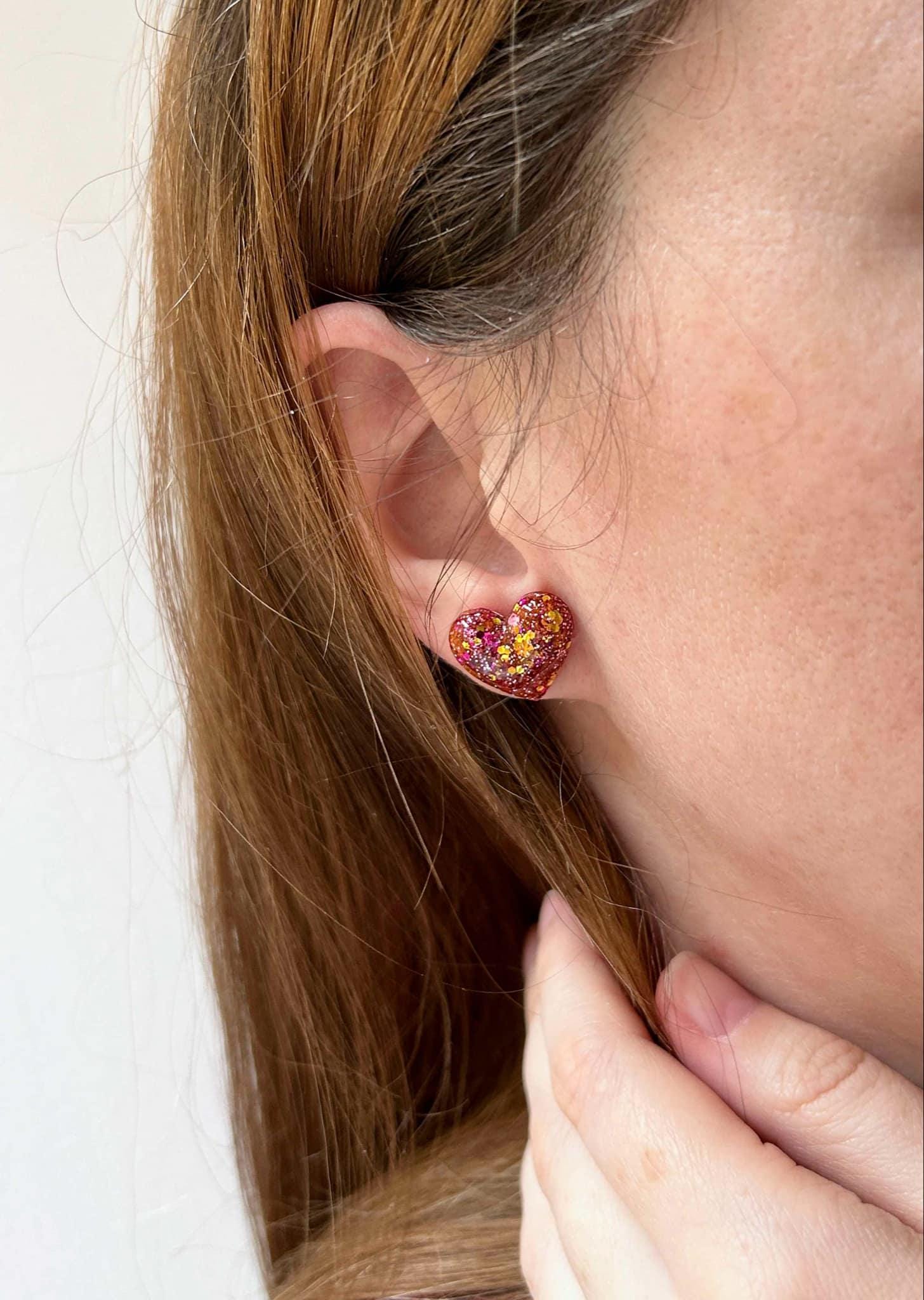 Boucles d'oreilles clous en résine - forme de cœur avec paillettes et fleurs séchées