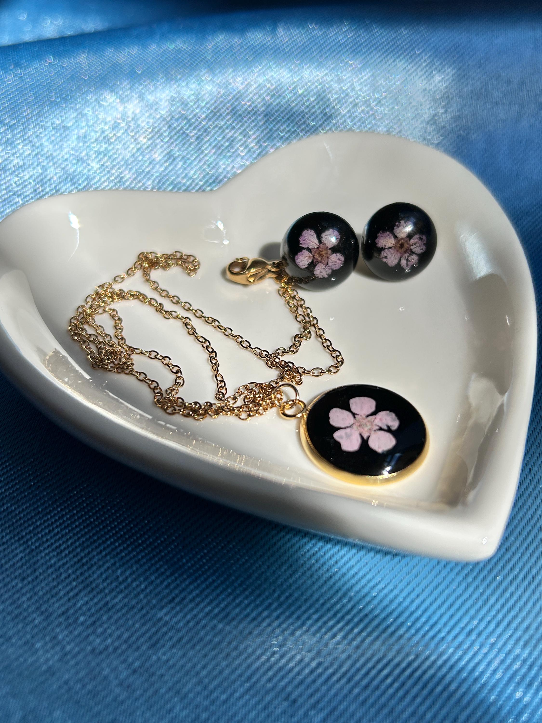 Jewelry set: necklace and stud earrings - resin and dried flowers