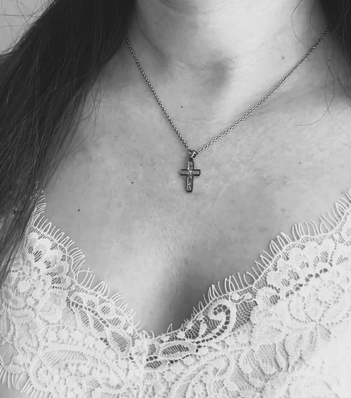 Collier avec pendentif croix - fleurs naturelles séchées