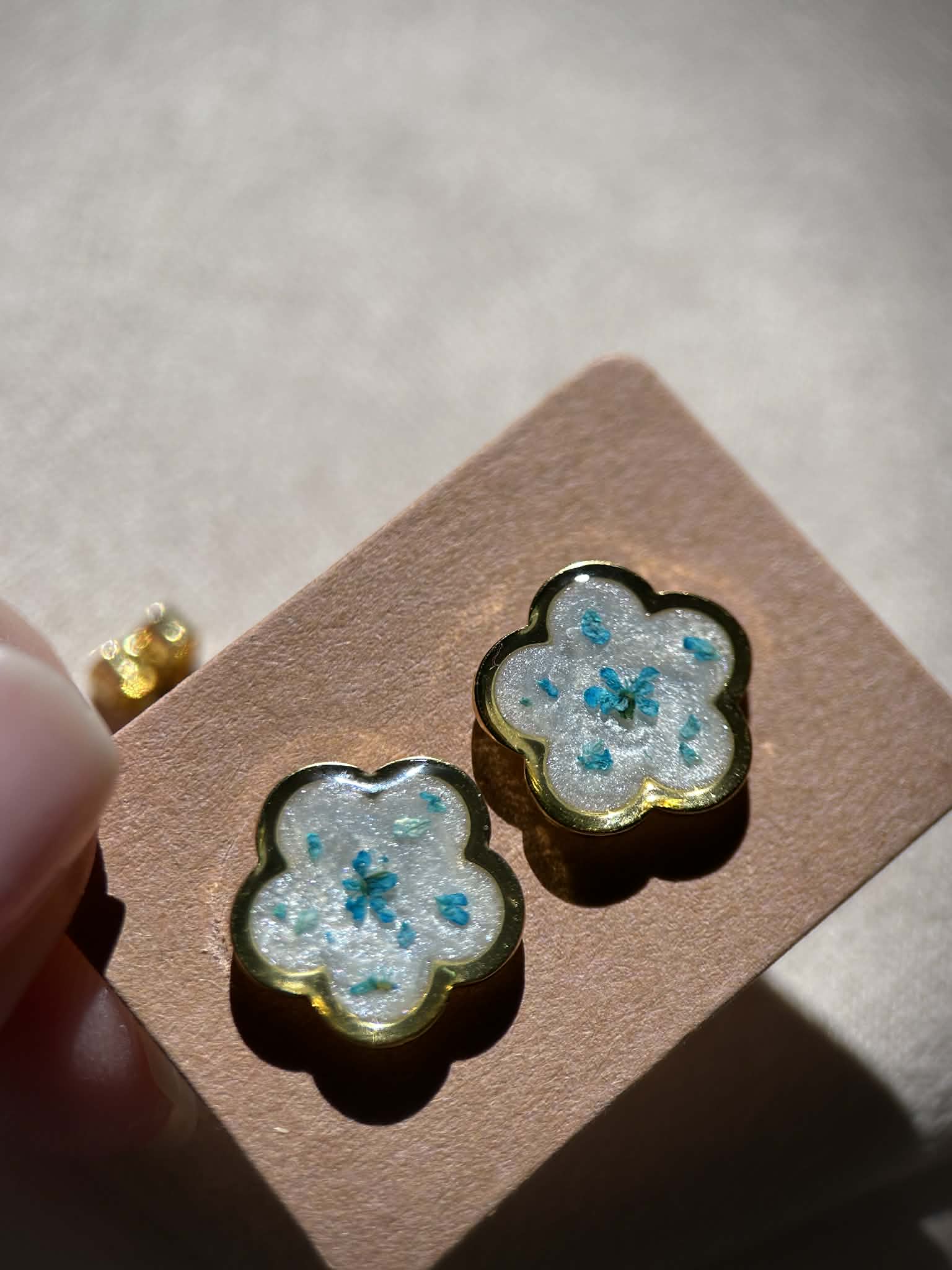 Boucles d'oreilles en résine dorée avec petites fleurs séchées