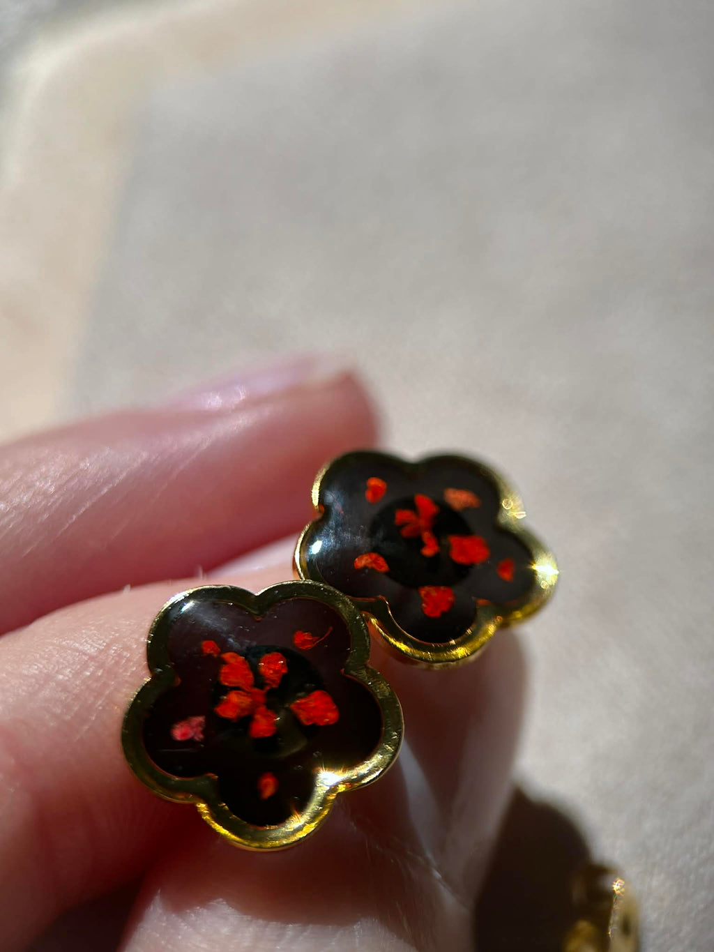 Boucles d'oreilles en résine dorée avec petites fleurs séchées