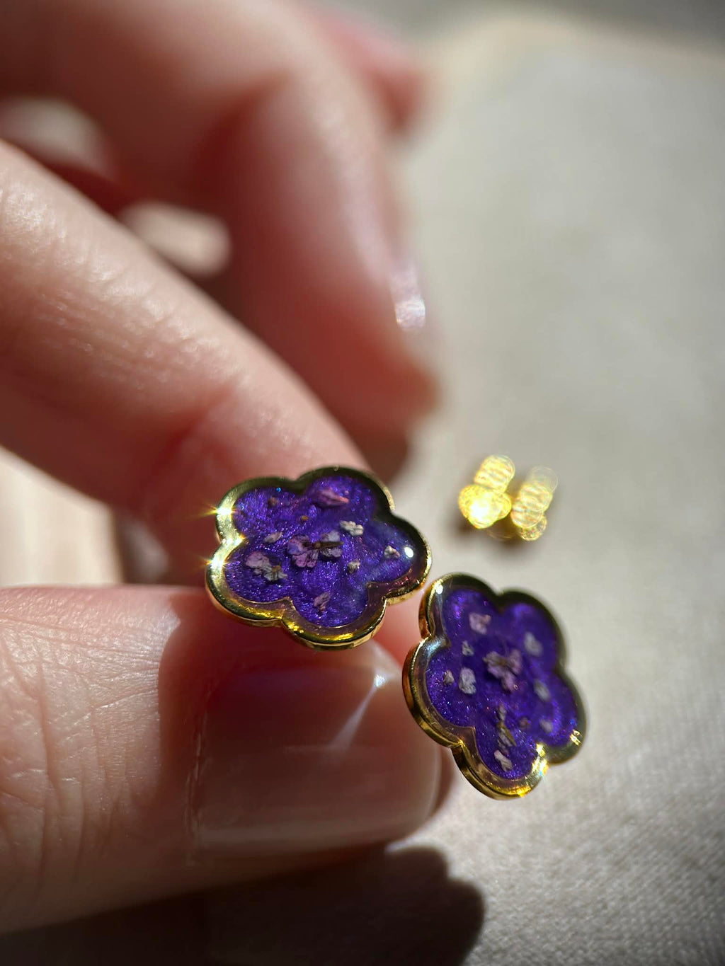 Boucles d'oreilles en résine dorée avec petites fleurs séchées