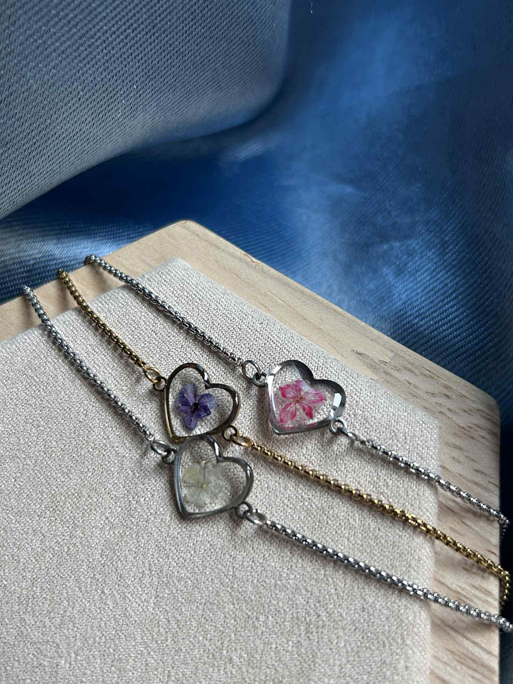 Bracelet ajustable avec pendentif coeur - fleurs sechées et résine