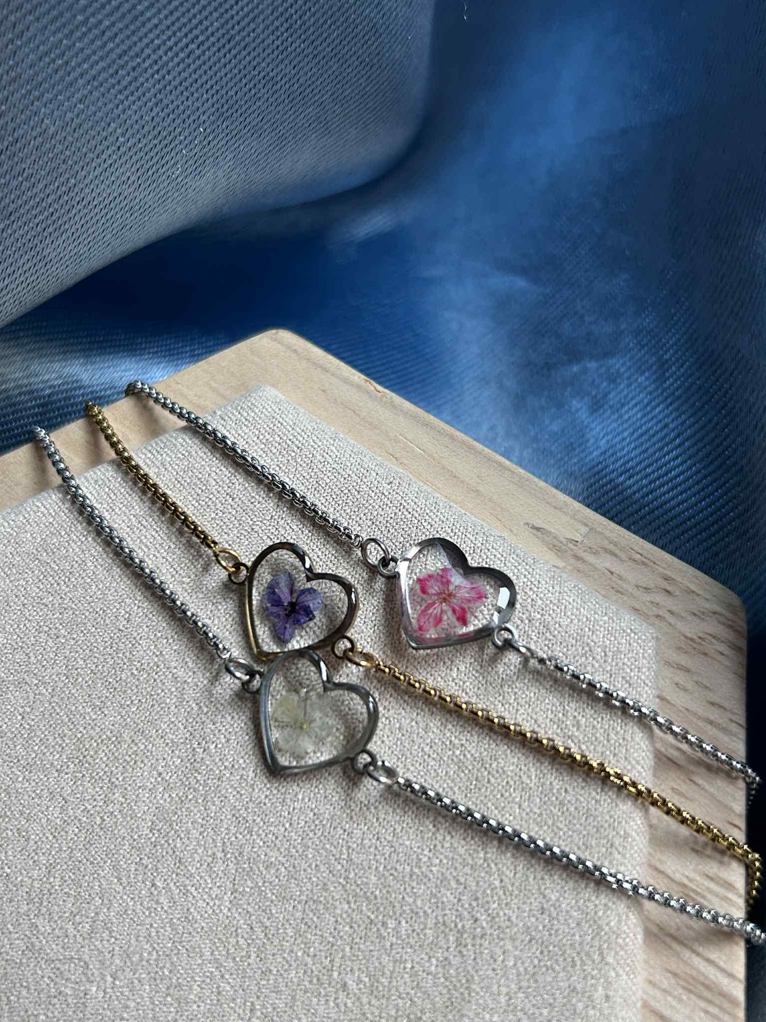 Bracelet ajustable avec pendentif coeur - fleurs sechées et résine