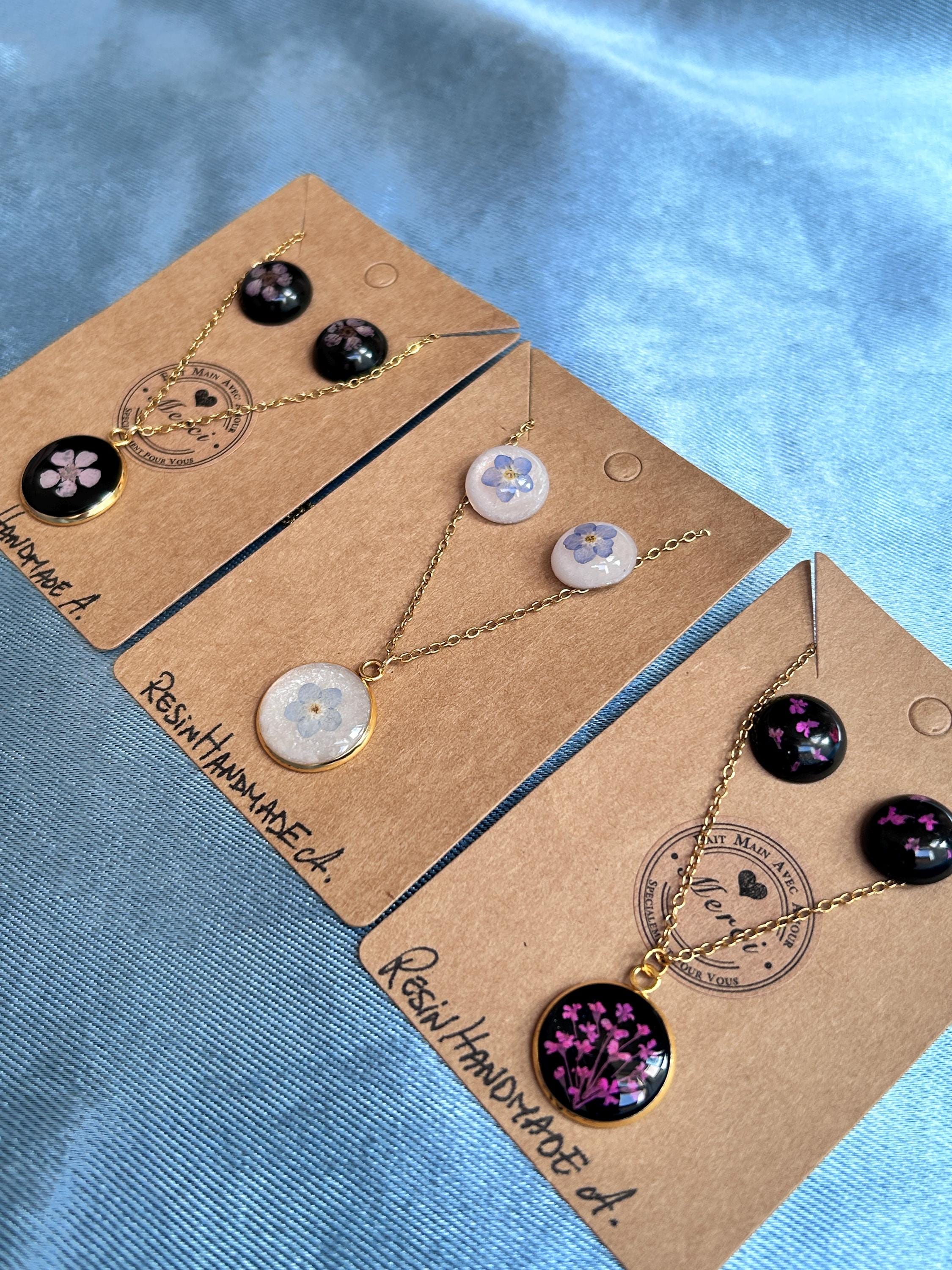 Parure de bijoux : collier et clous d'oreilles - résine et fleurs séchées