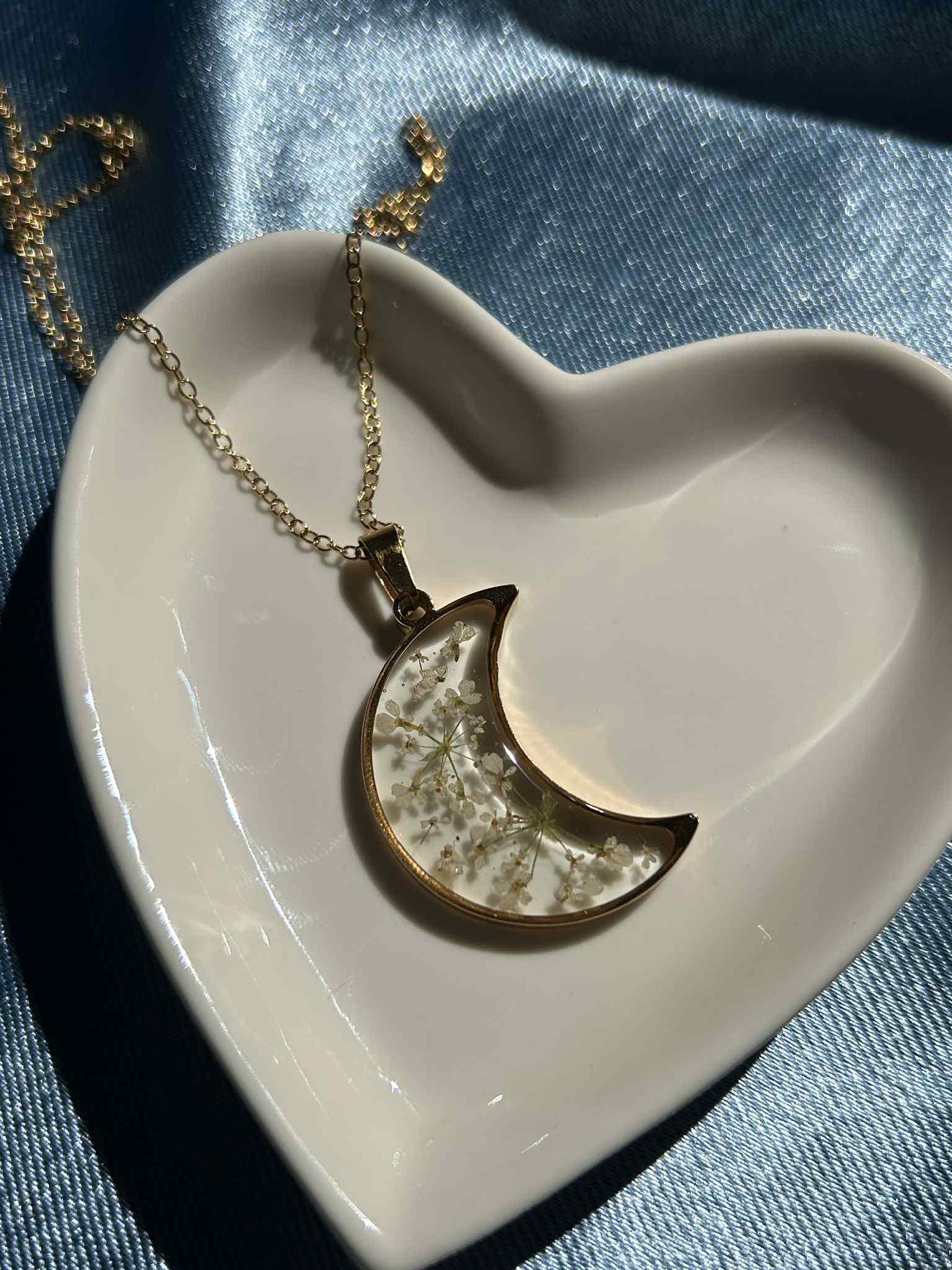 Collier doré avec pendentif en forme de croissant et fleurs séchées
