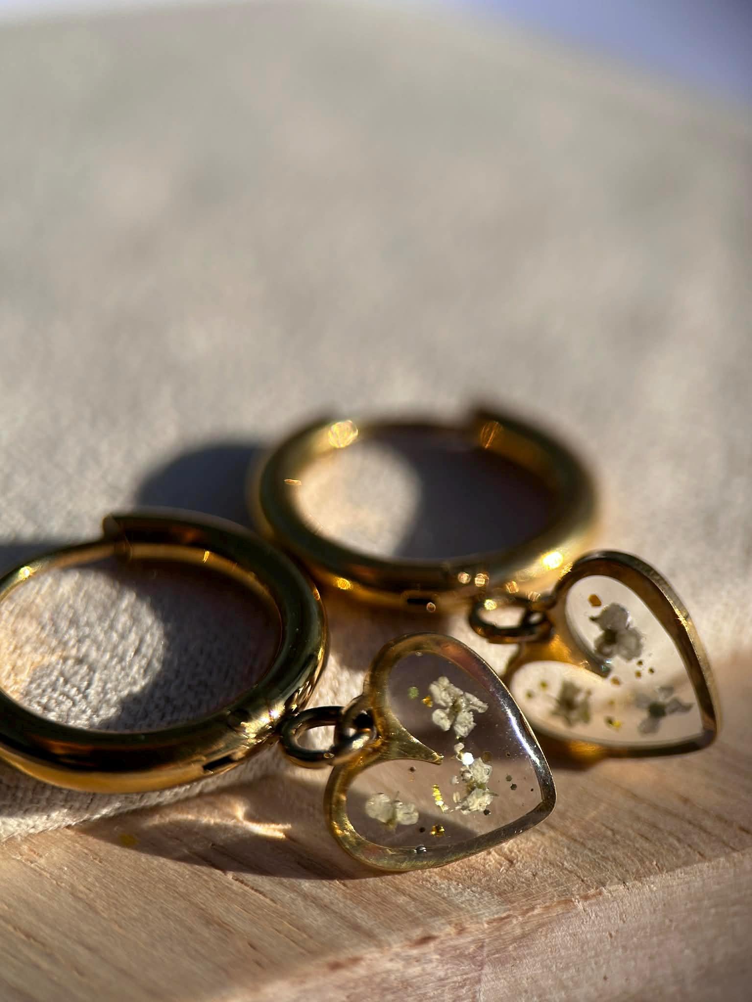 Boucles d'oreilles pendantes cœur avec petites fleurs séchées