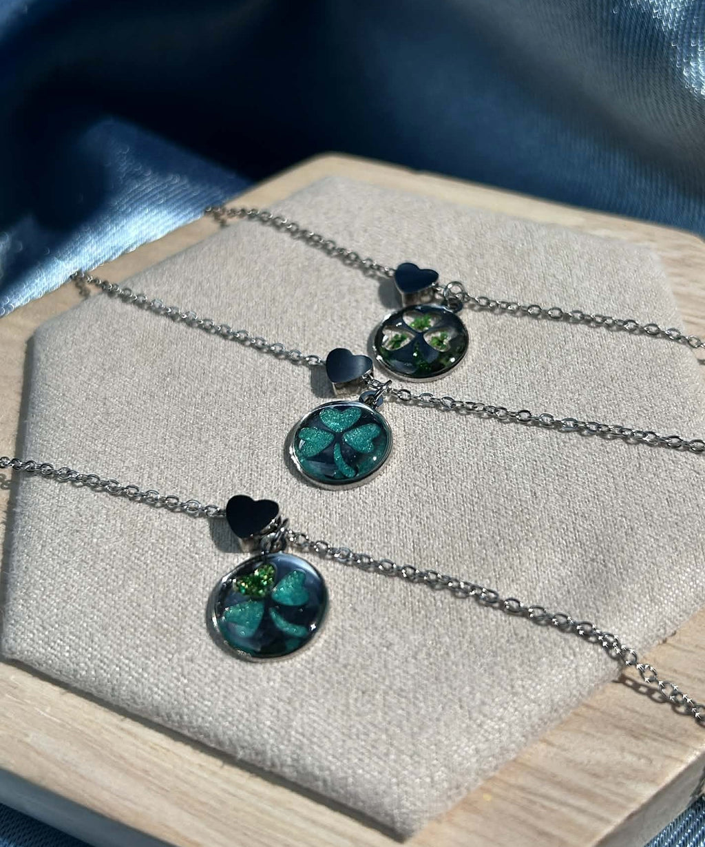 Collier argenté avec trèfle et cœur - collier porte-bonheur