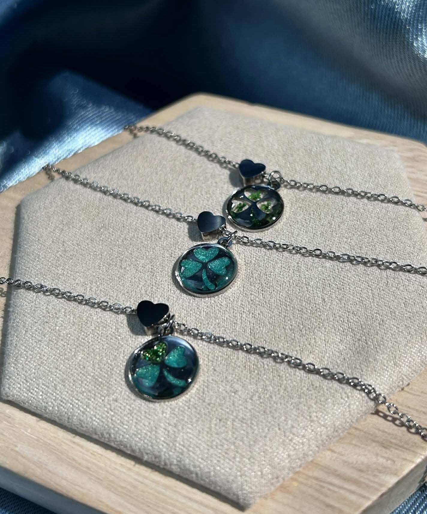 Collier argenté avec trèfle et cœur - collier porte-bonheur